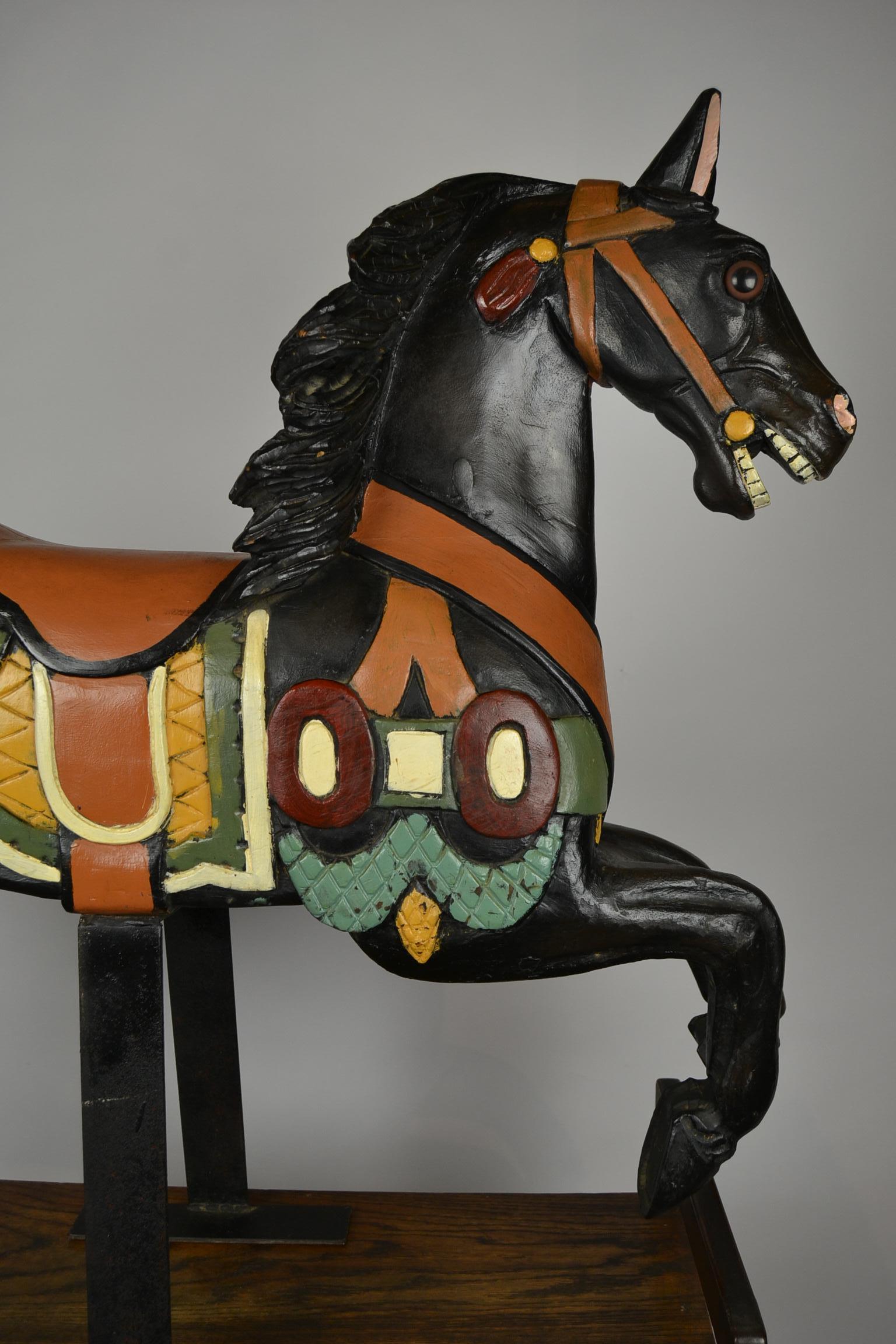 Caballo negro de carrusel, escultura de caballo de madera sobre base de metal, años 60 Europeo en venta