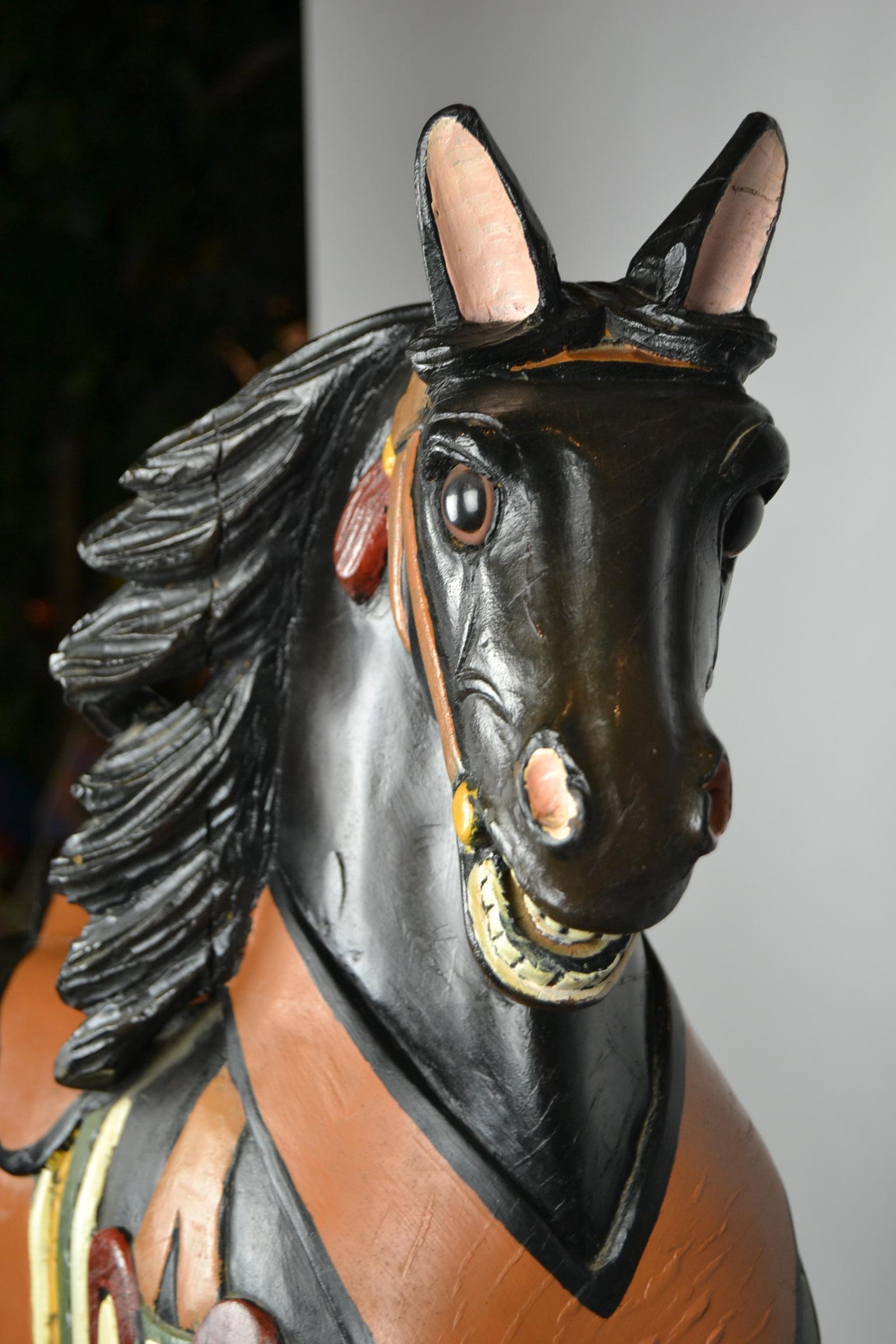 Caballo negro de carrusel, escultura de caballo de madera sobre base de metal, años 60 Tallado a mano en venta