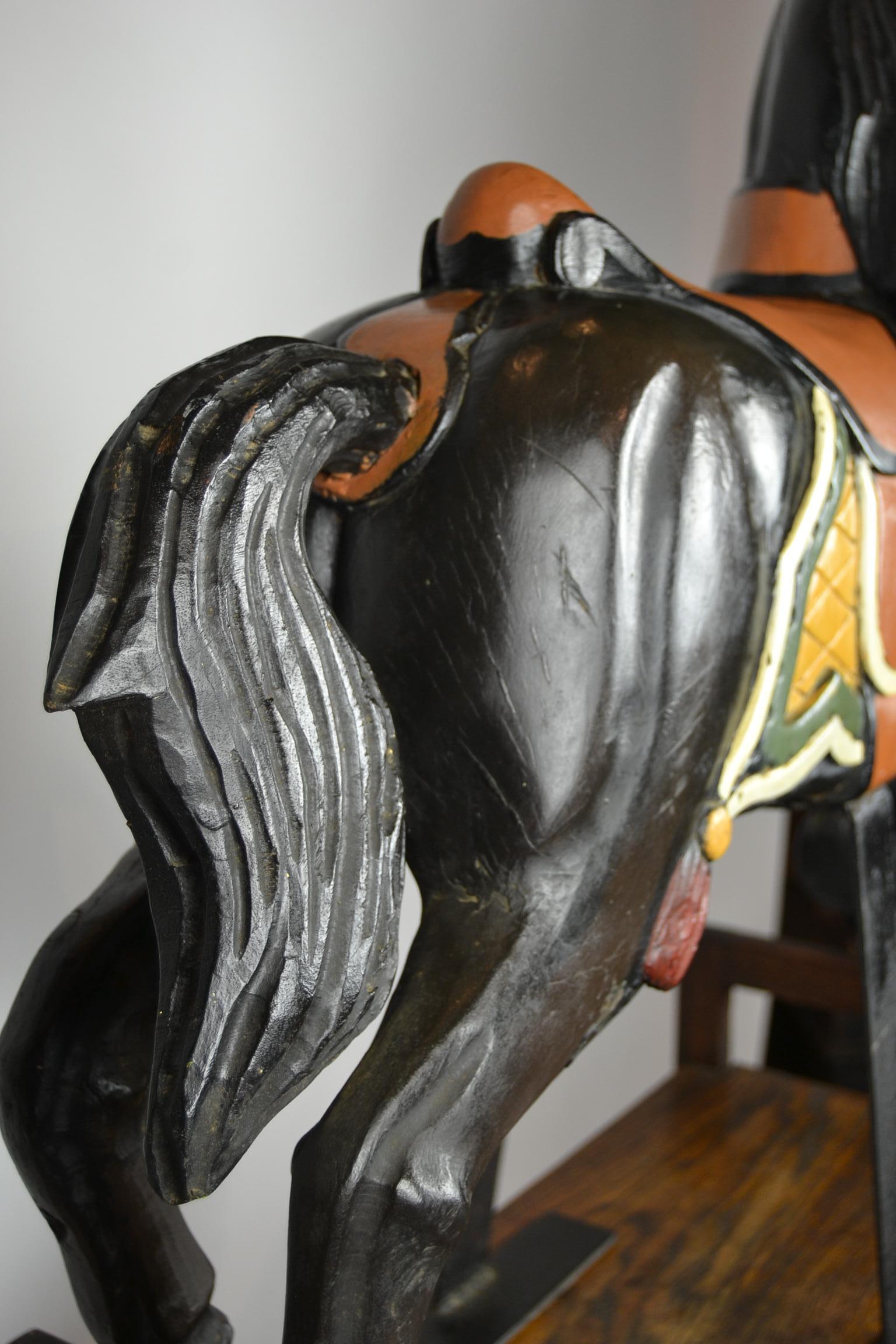 Caballo negro de carrusel, escultura de caballo de madera sobre base de metal, años 60 en Bueno estado para la venta en Antwerp, BE