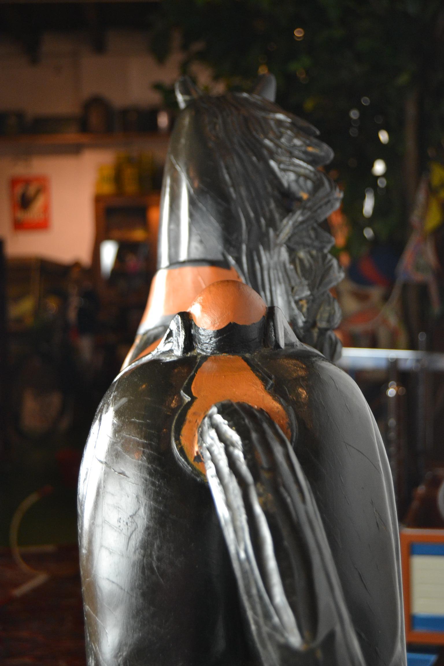 Sculpté à la main Cheval de manège noir, sculpture de cheval en bois sur socle en métal, années 1960 en vente