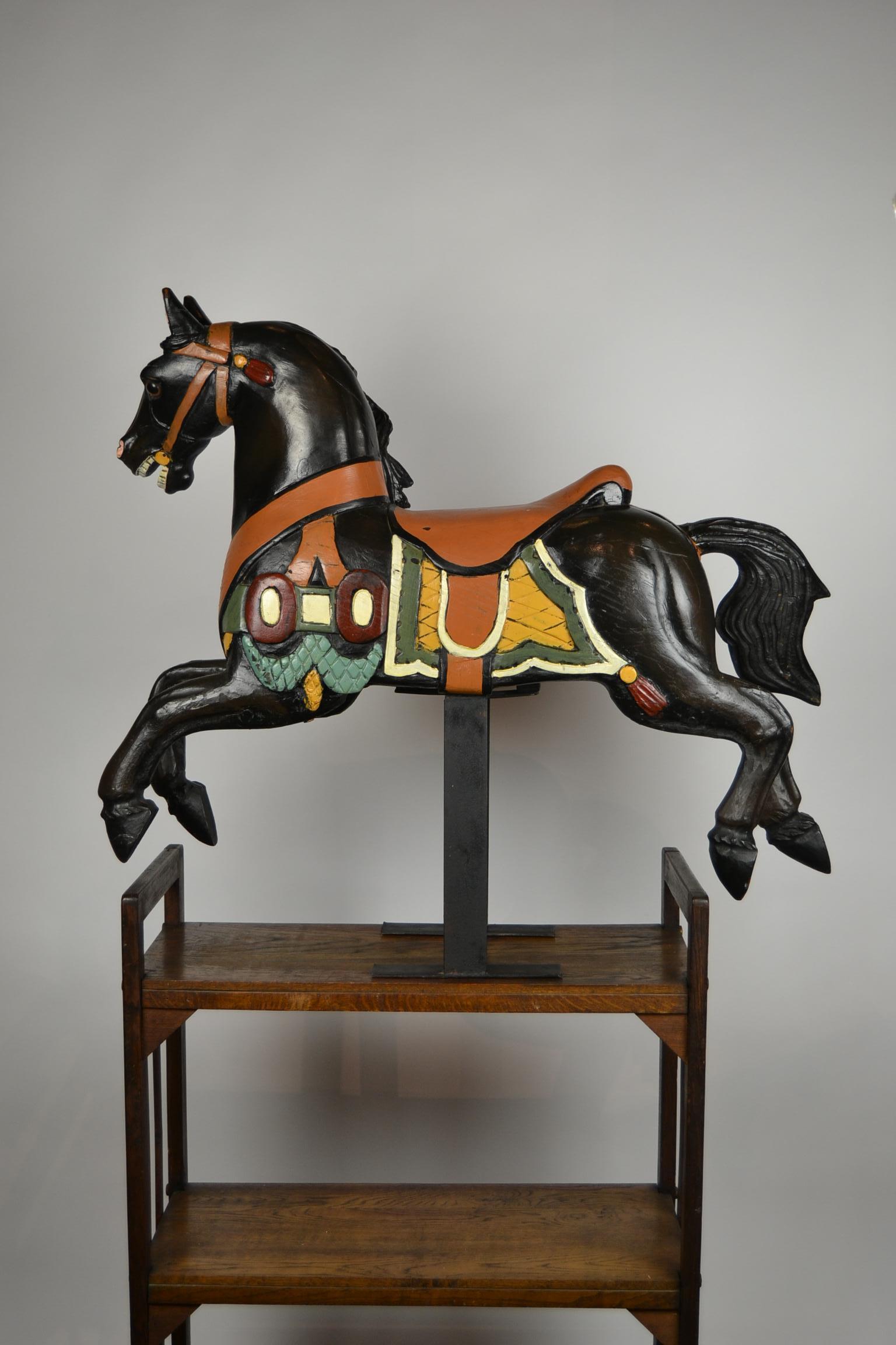 Caballo negro de carrusel, escultura de caballo de madera sobre base de metal, años 60 Madera en venta