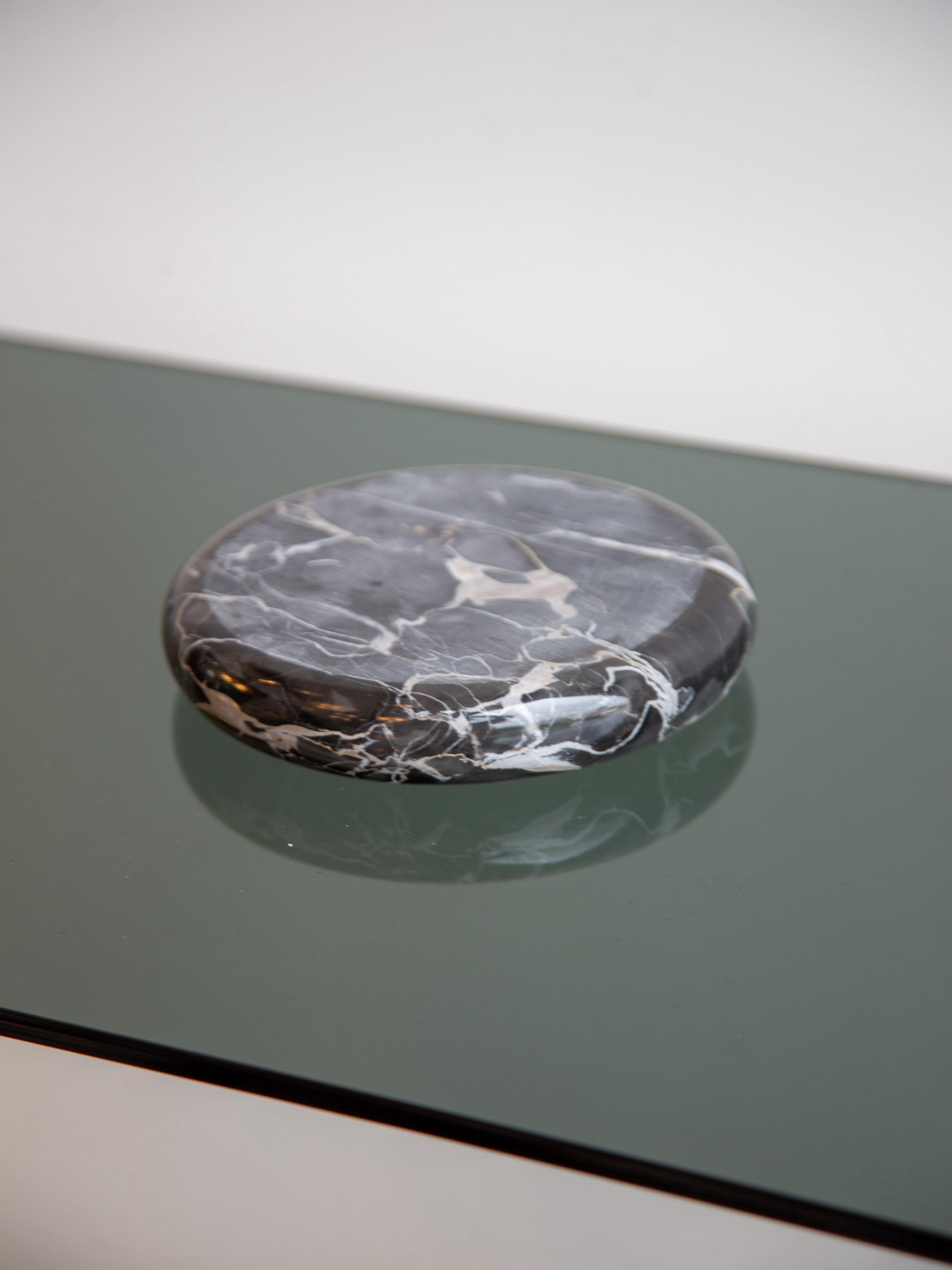 Un refinado receptáculo escultórico diseñado por Sergio Asti en la década de 1970, tallado con maestría a partir de un único bloque de mármol oscuro ricamente veteado. Esta elegante pieza muestra el equilibrio característico de Asti entre diseño