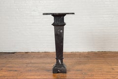 Piédestal classique en marbre de Carrare noir avec motifs de cannelures et pilastre effilé