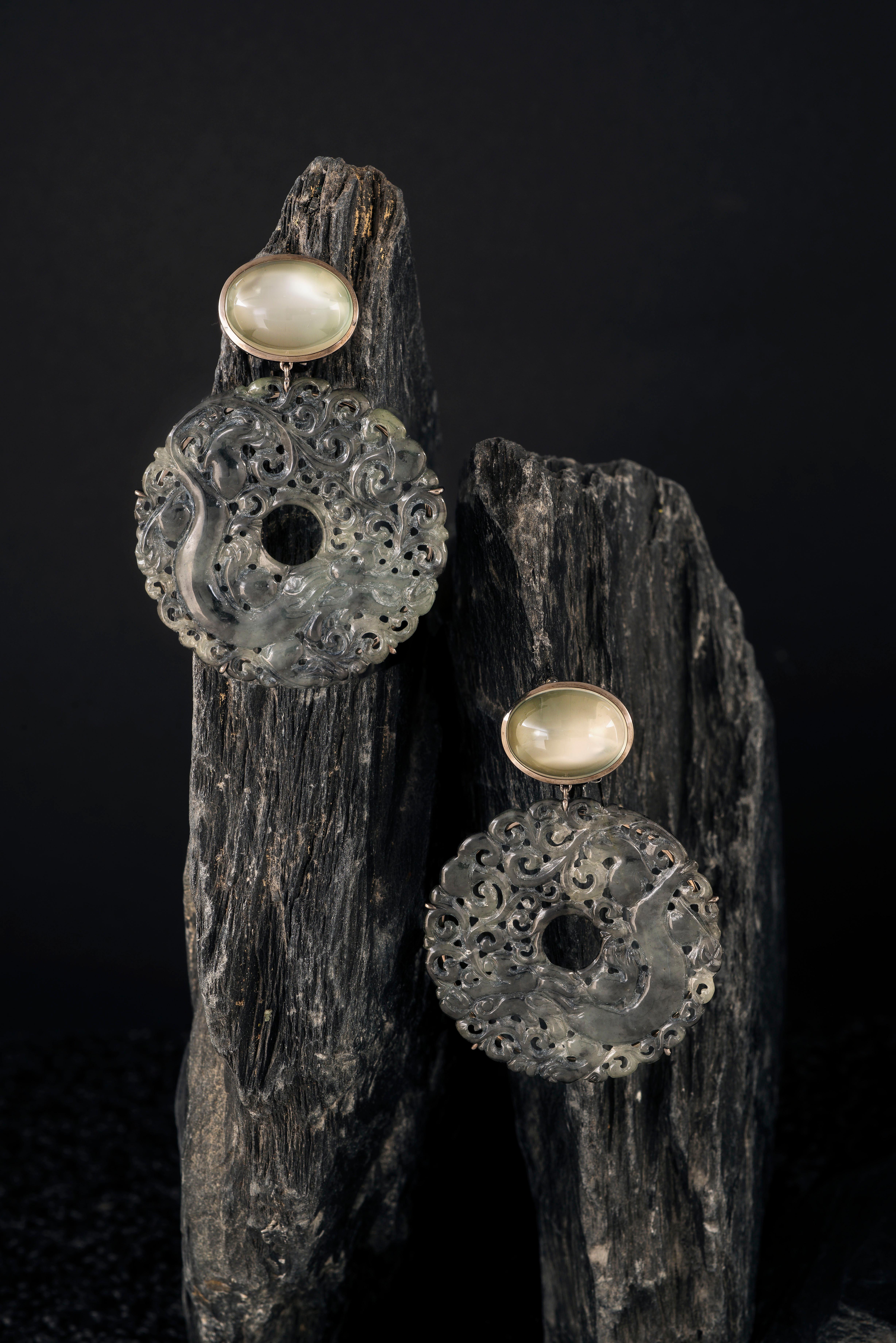 These one-off earrings are handmade in Switzerland. The black and white Jade discs are hand carved by a traditional manufacturer. The carved dragon is a symbol of luck. The earrings are made in 18K white gold and black rhodium with two oval cabochon