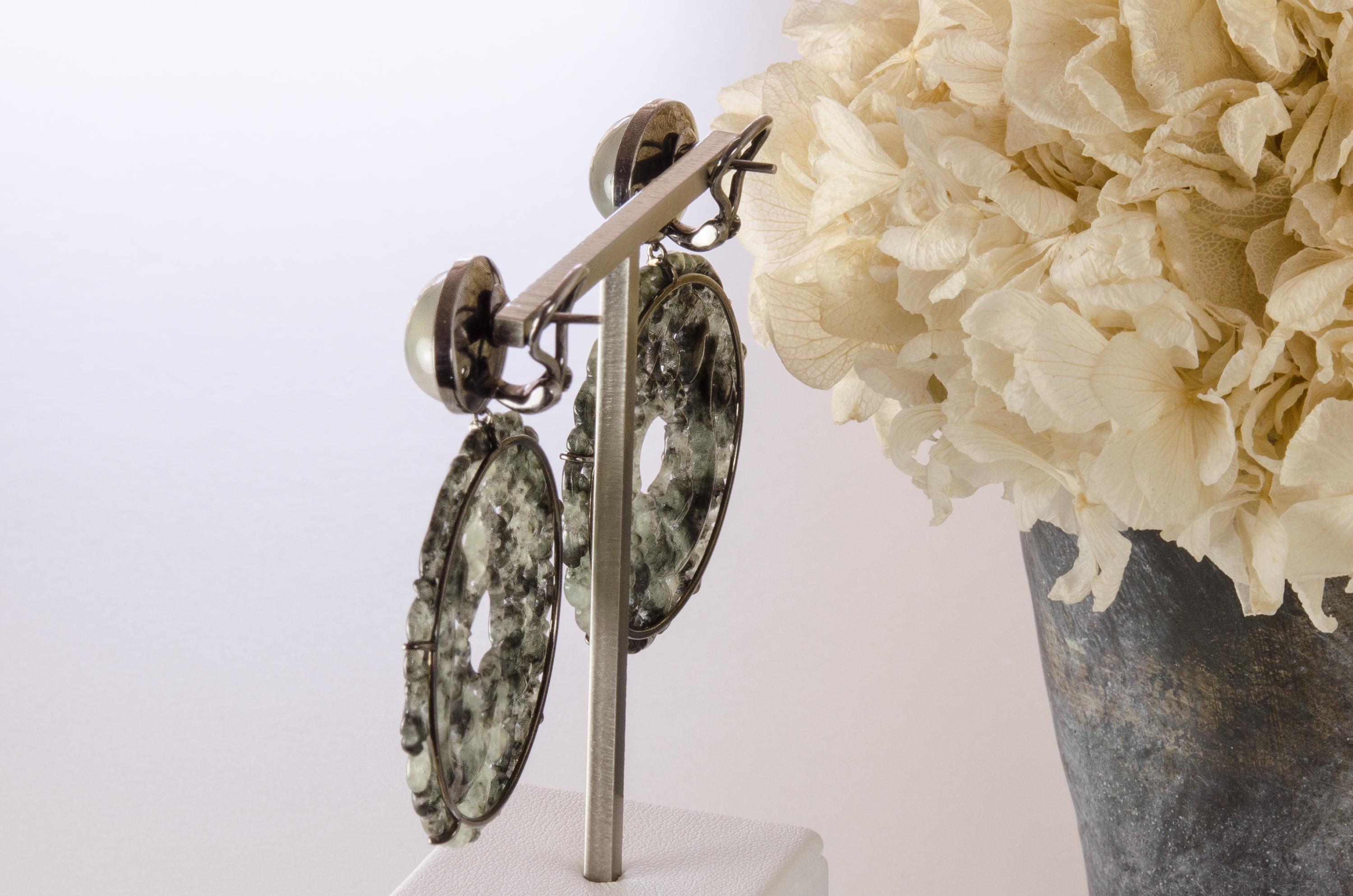 Black Carved Jade Discs '56.01 Carat' and Grey Moonstone '19.96 Carat' Earrings In New Condition In Zurich, CH
