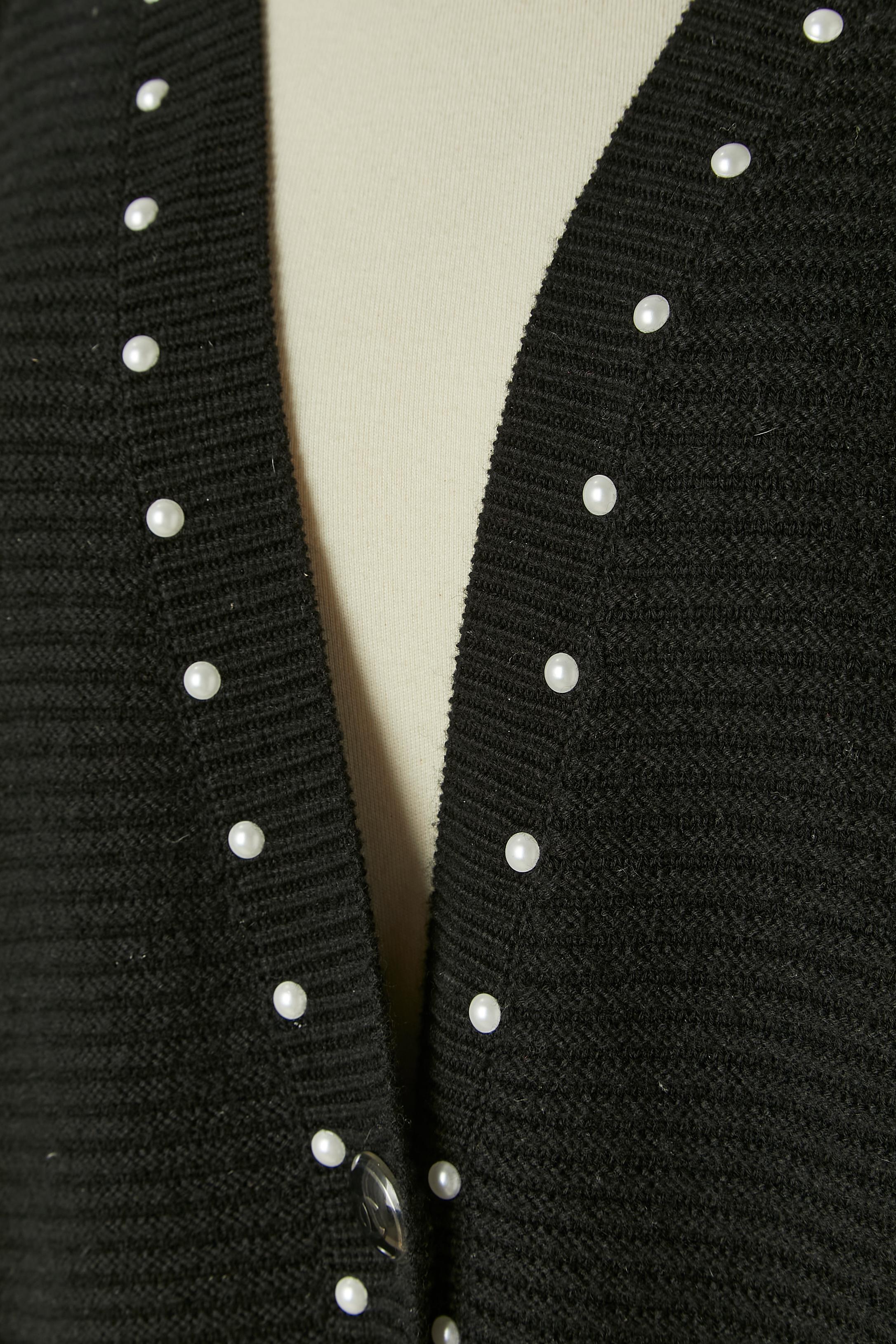 Schwarze Strickjacke aus Kaschmir (47%) und Baumwolle (53%) mit Perlenverzierung. Markenknopf und Knopflochverschluss in der vorderen Mitte und an den Manschetten. 
GRÖSSE 44 (Fr) / XL 