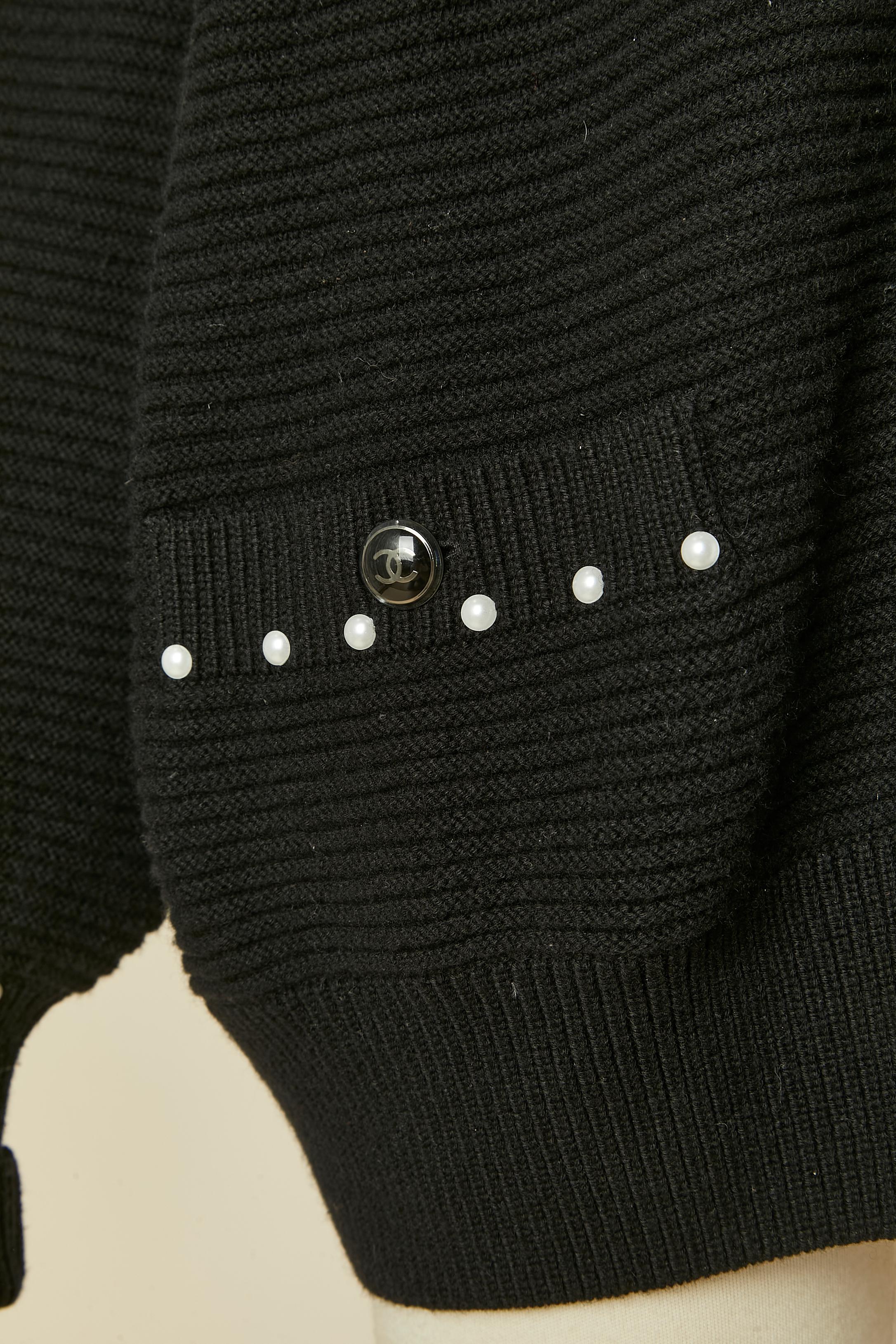 Schwarze Strickjacke aus Kaschmir und Baumwolle mit Perlenverzierung CHANEL im Zustand „Hervorragend“ im Angebot in Saint-Ouen-Sur-Seine, FR