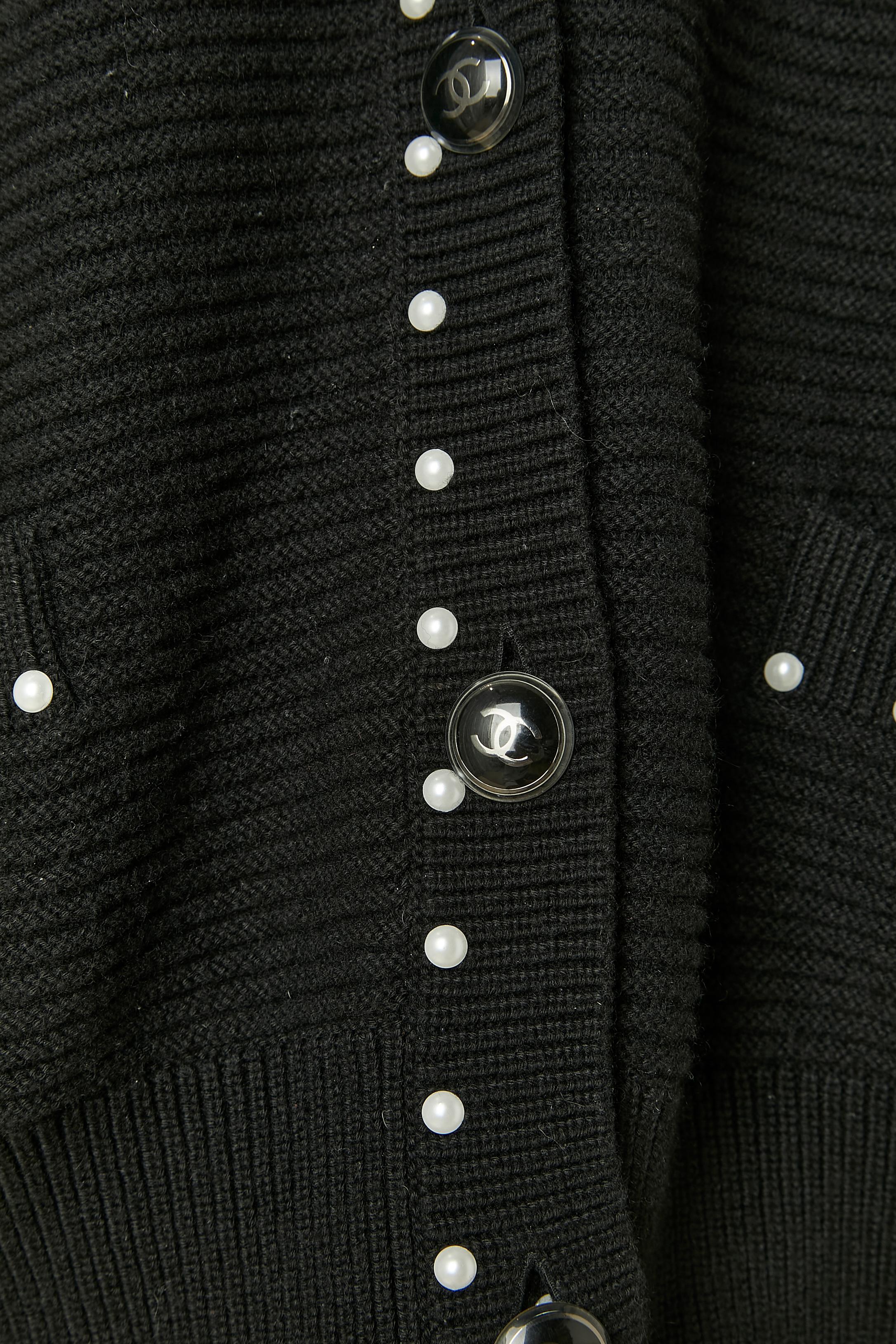 Schwarze Strickjacke aus Kaschmir und Baumwolle mit Perlenverzierung CHANEL für Damen oder Herren im Angebot