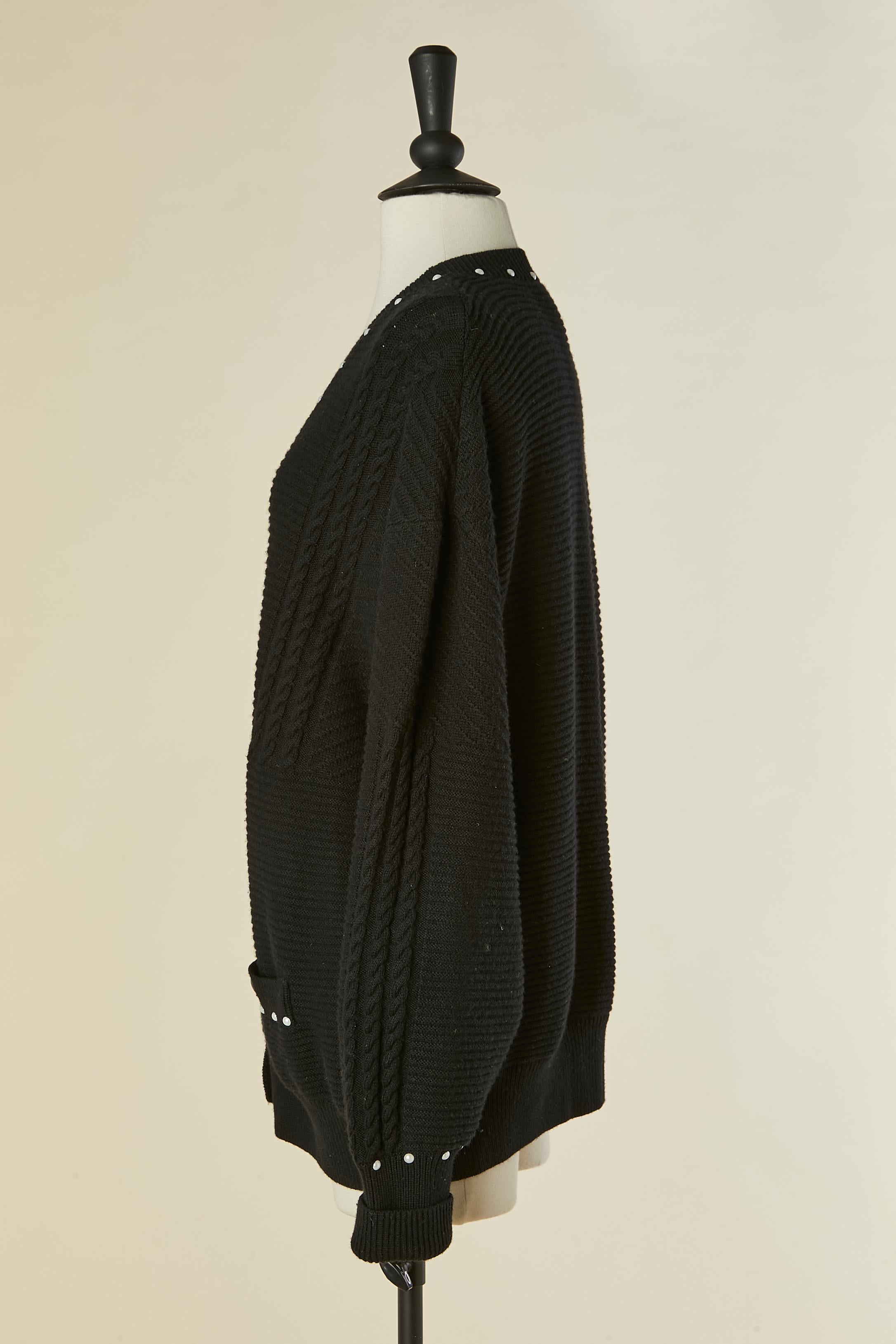 Schwarze Strickjacke aus Kaschmir und Baumwolle mit Perlenverzierung CHANEL im Angebot 1
