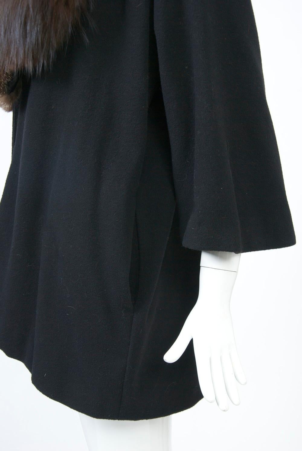 Schwarze Jacke aus Kaschmirmischung mit Fuchspelzkragen im Zustand „Gut“ im Angebot in Alford, MA