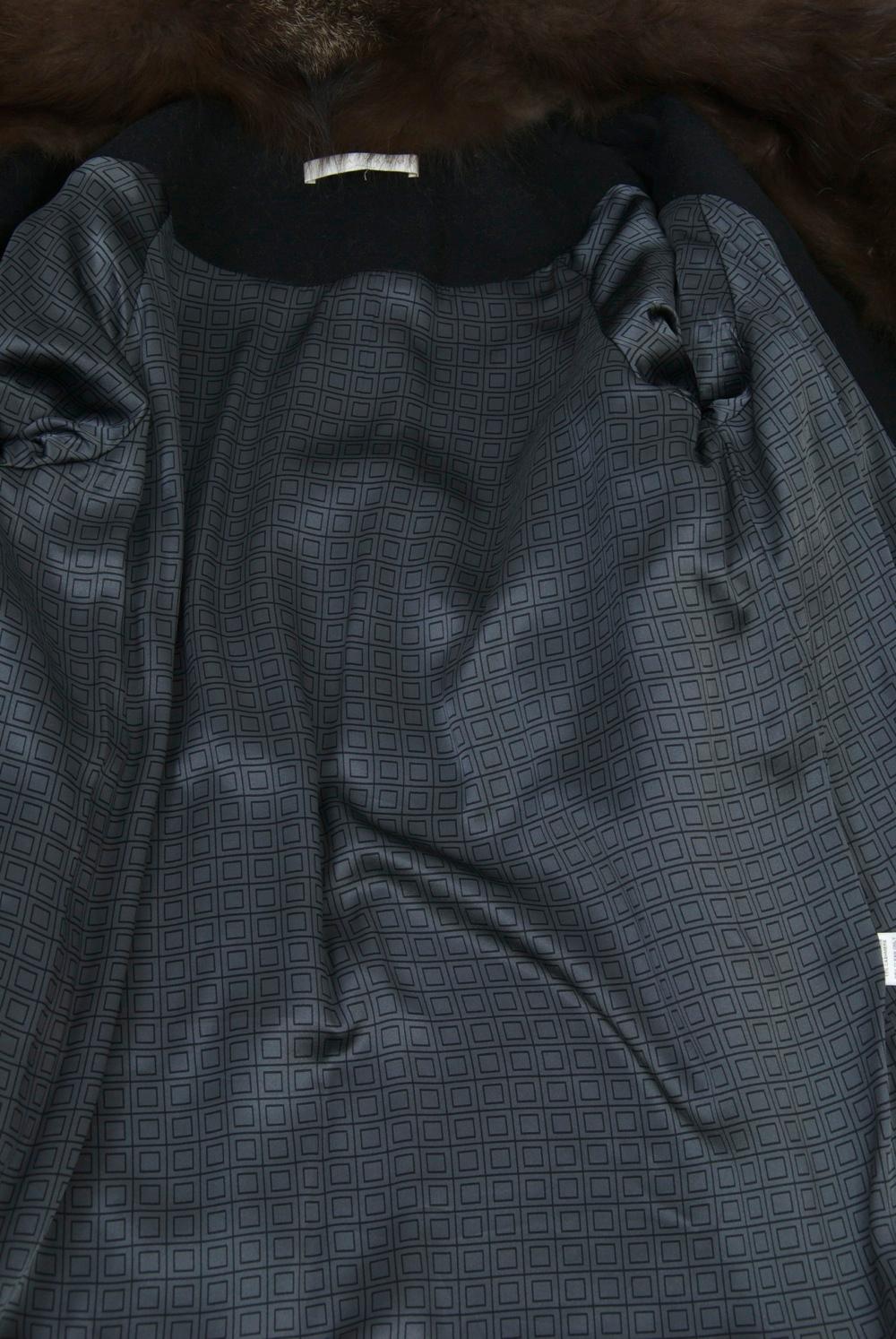 Schwarze Jacke aus Kaschmirmischung mit Fuchspelzkragen im Angebot 1