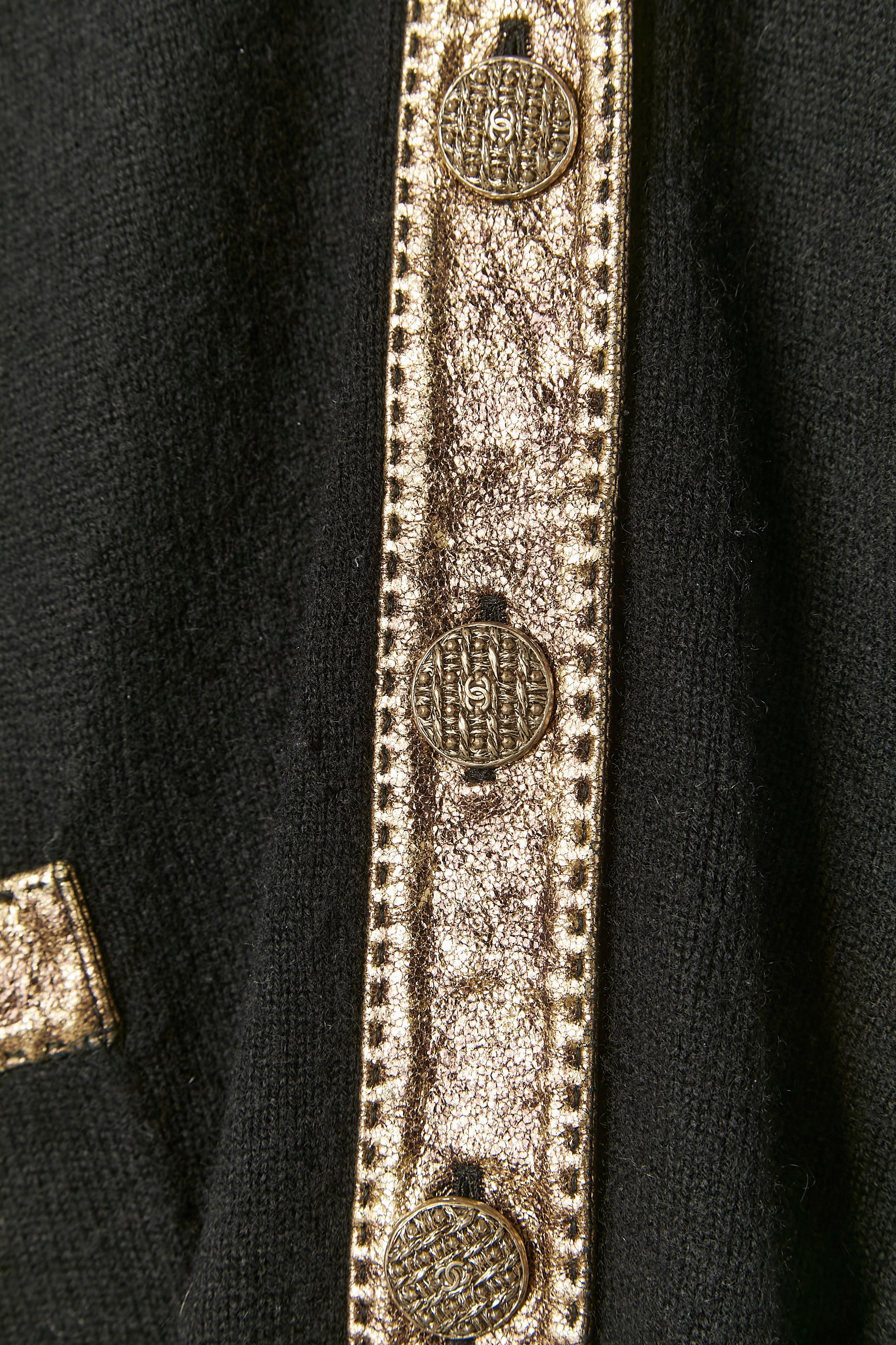 Rebeca de cachemira negra con incrustaciones de piel dorada CHANEL Negro en venta