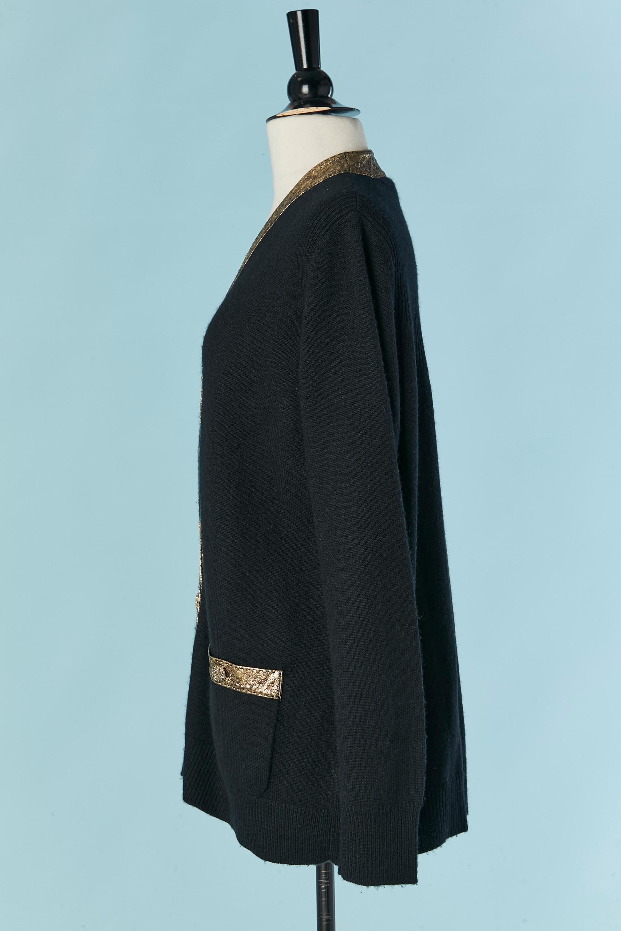 De las mujeres Rebeca de cachemira negra con incrustaciones de piel dorada CHANEL en venta
