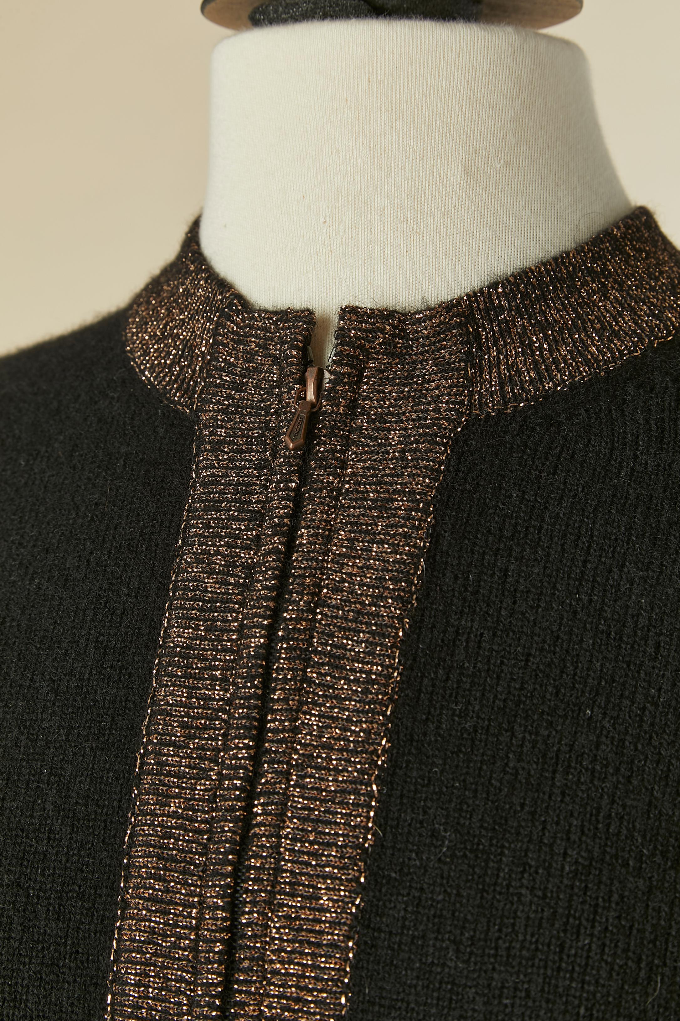 Schwarze Kaschmir-Strickjacke mit Lurexrand. 94% Kaschmir, 4% Polyester, 2% Nylon. Reißverschluss in der Mitte der Vorderseite. 
GRÖSSE 44 (It) L