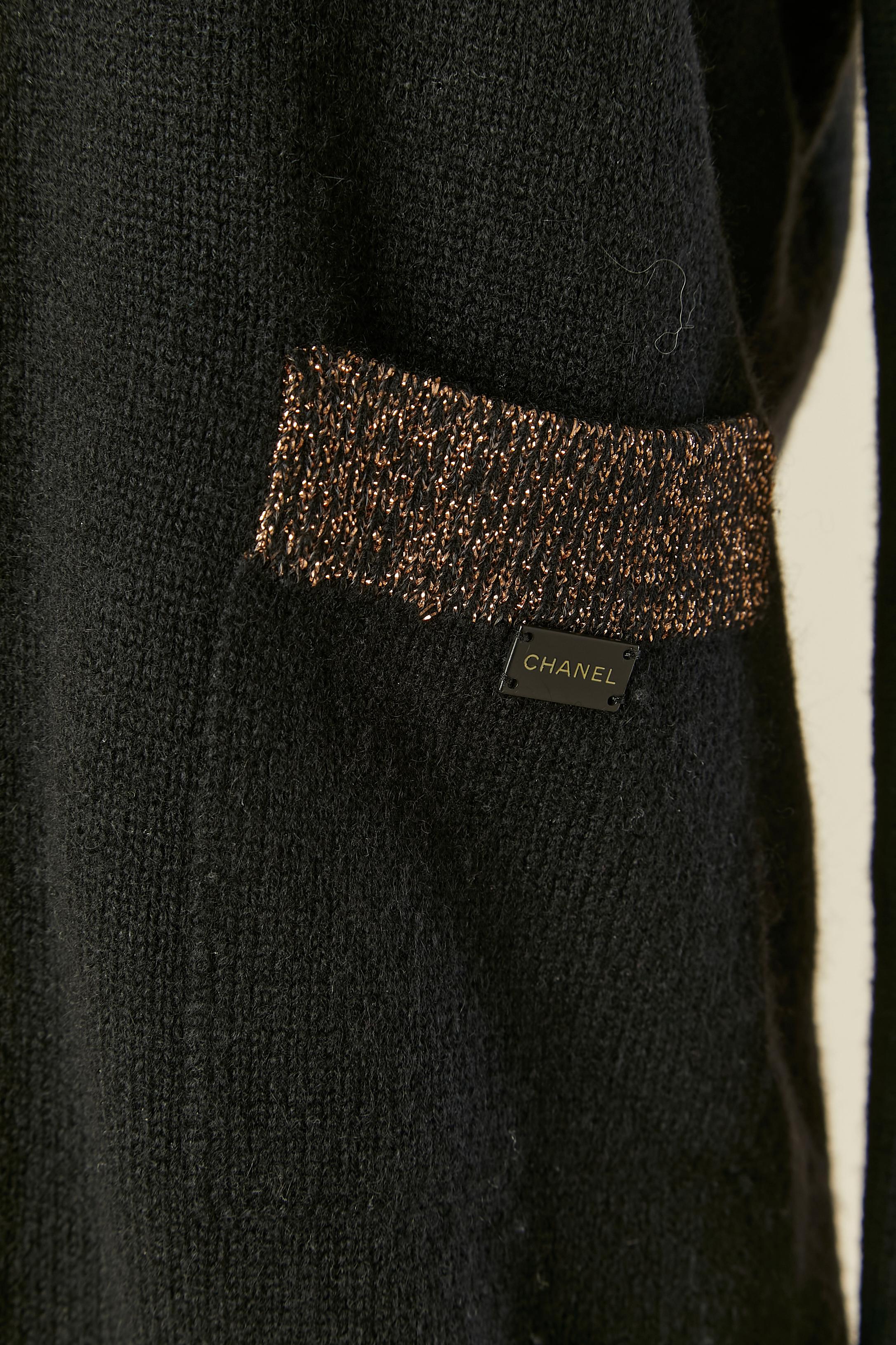 Schwarze Kaschmirstrickjacke mit Lurexrand CHANEL im Zustand „Hervorragend“ im Angebot in Saint-Ouen-Sur-Seine, FR