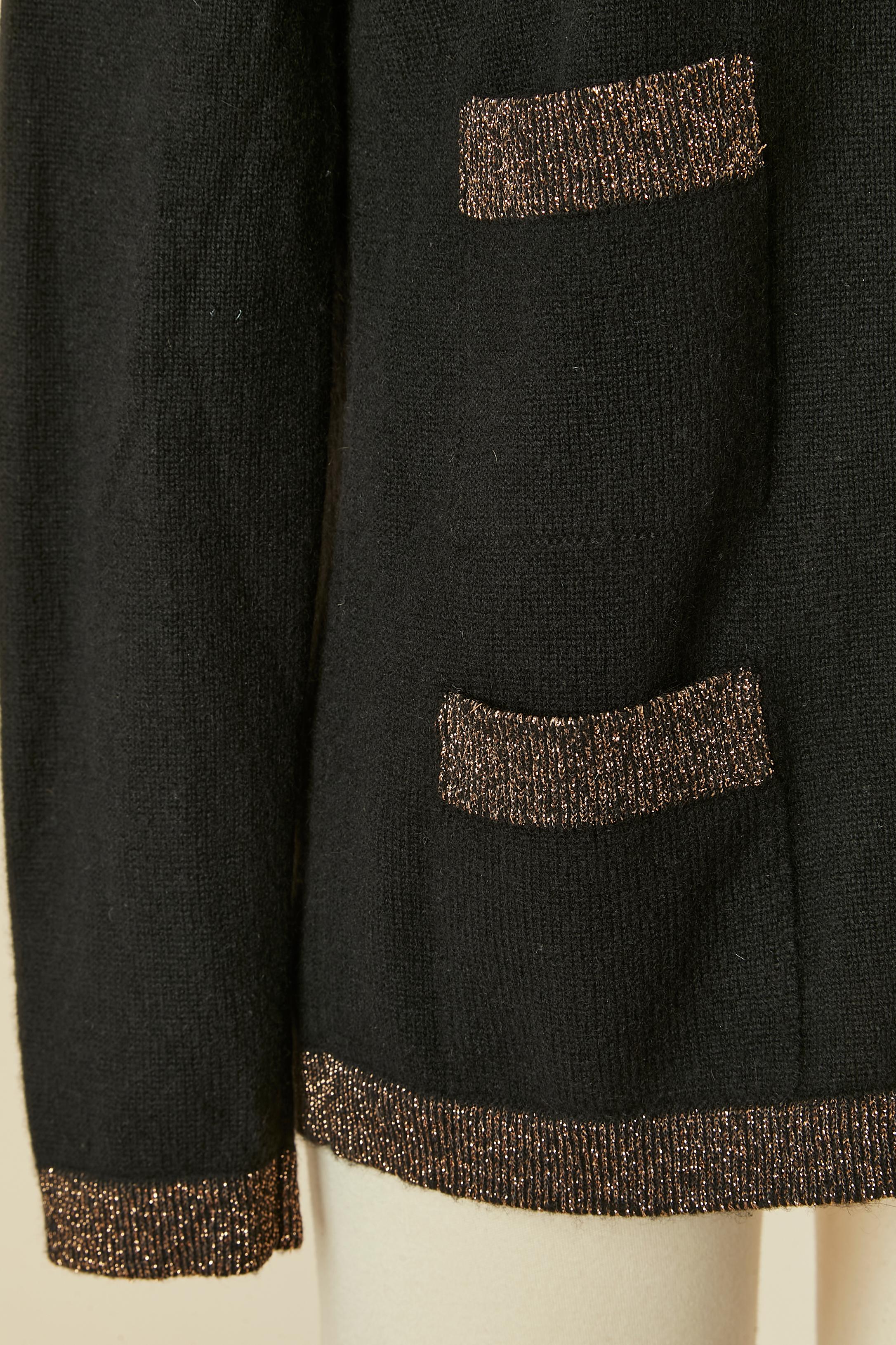 Schwarze Kaschmirstrickjacke mit Lurexrand CHANEL Damen im Angebot