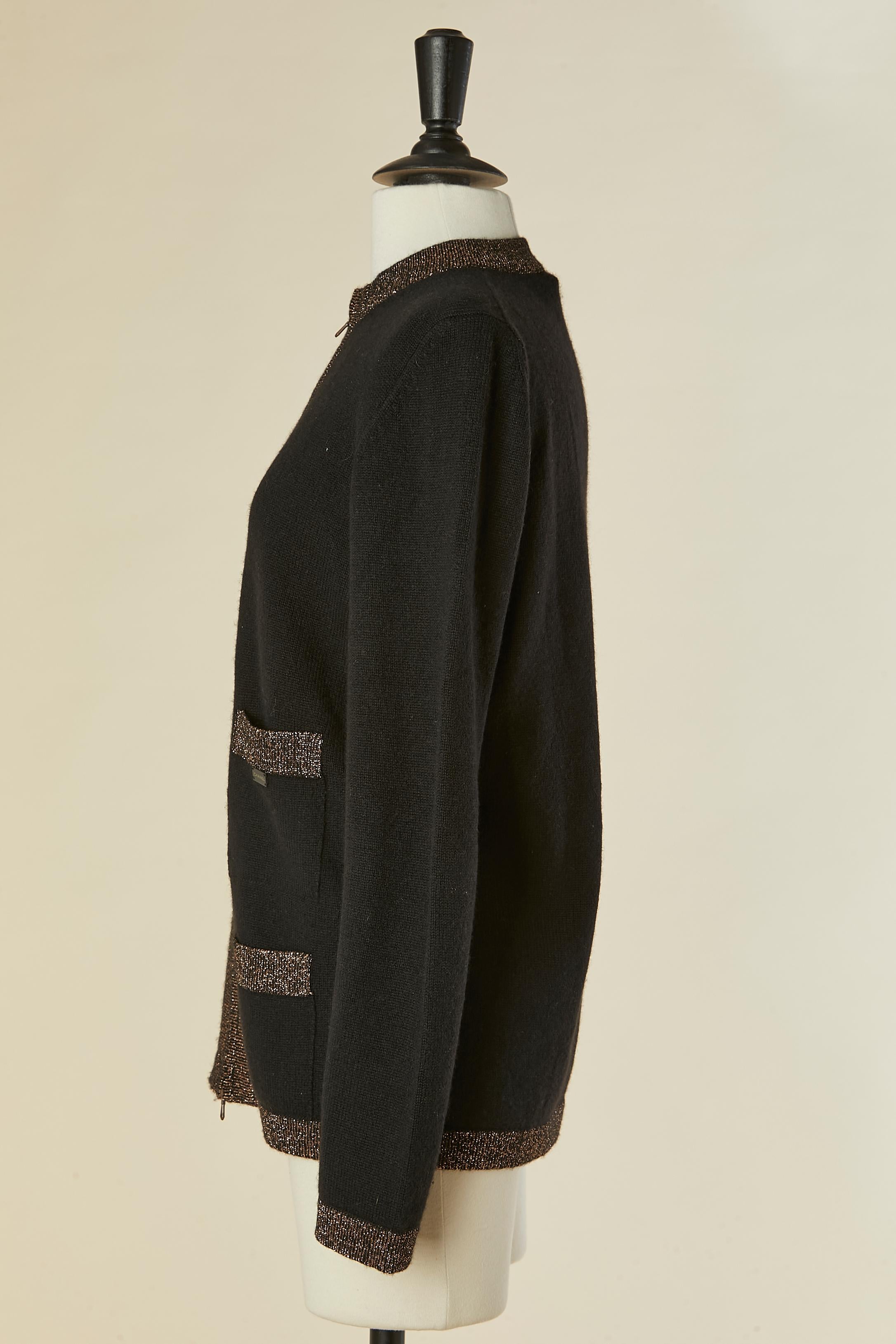 Schwarze Kaschmirstrickjacke mit Lurexrand CHANEL im Angebot 1