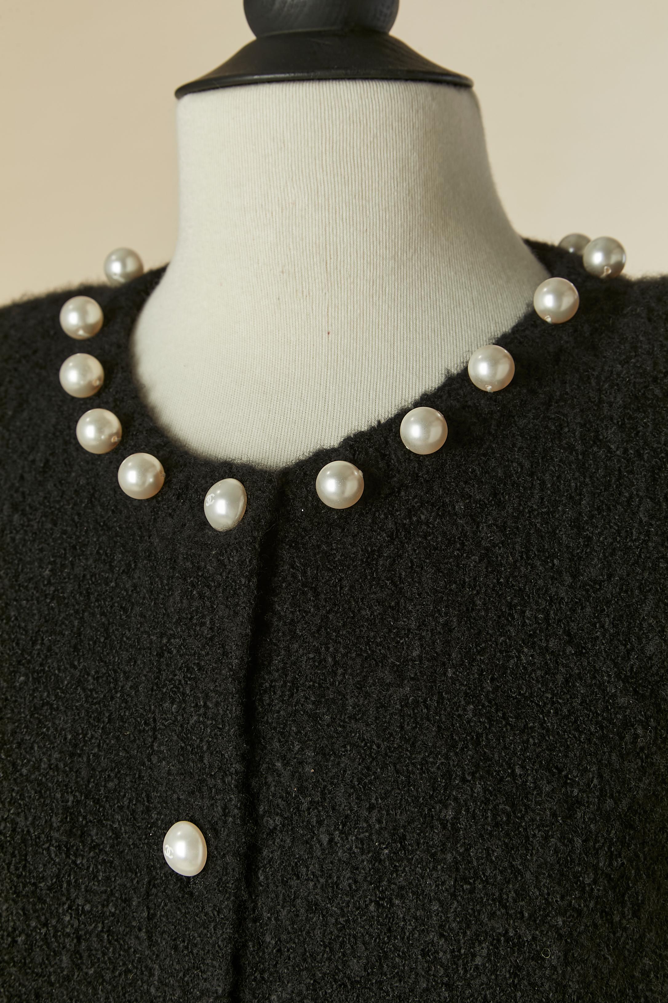 Schwarze Kaschmir-Strickjacke mit Perlenknopf. Zusammensetzung des Gestricks: 81% Kaschmir, 10% Wolle, 9% Nylon. 
Markenknopf und Knopfloch in der vorderen Mitte und an den Manschetten. Schulterpolster.
GRÖSSE 46 (It) XL 