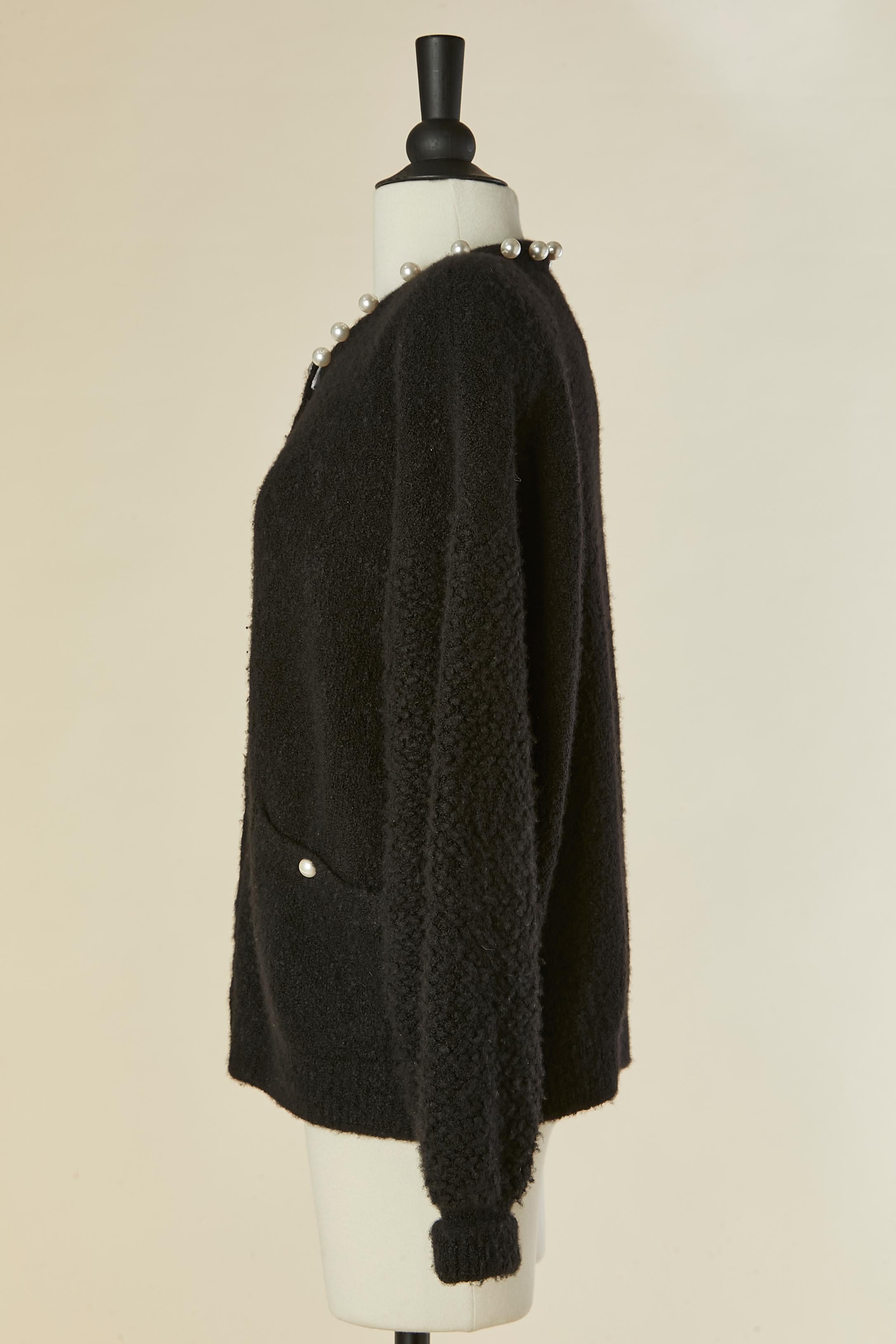 Schwarze Kaschmir-Strickjacke mit Perlenknopf CHANEL Damen im Angebot