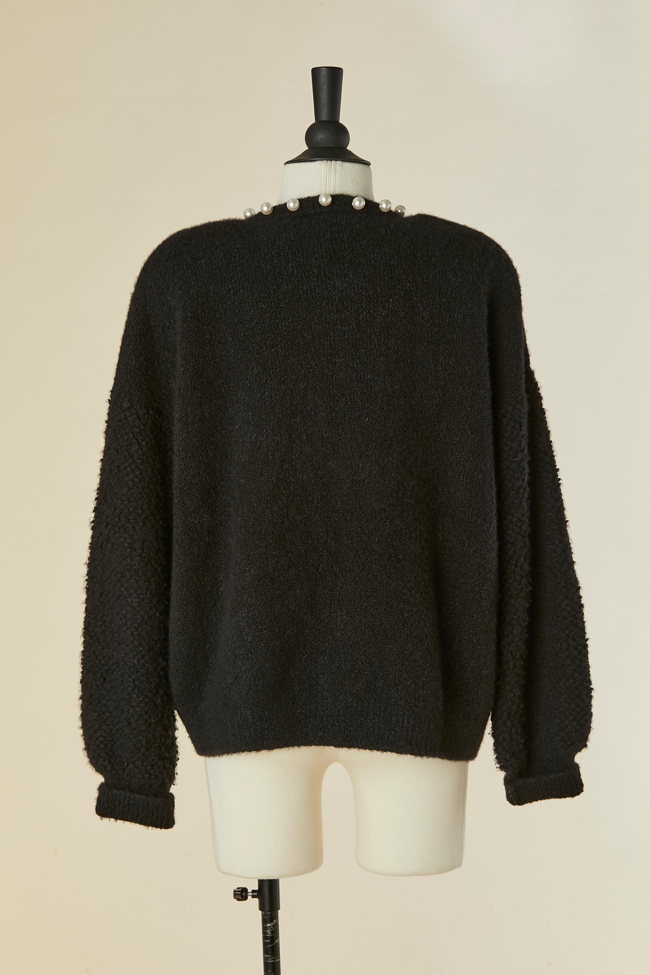 Schwarze Kaschmir-Strickjacke mit Perlenknopf CHANEL im Angebot 1