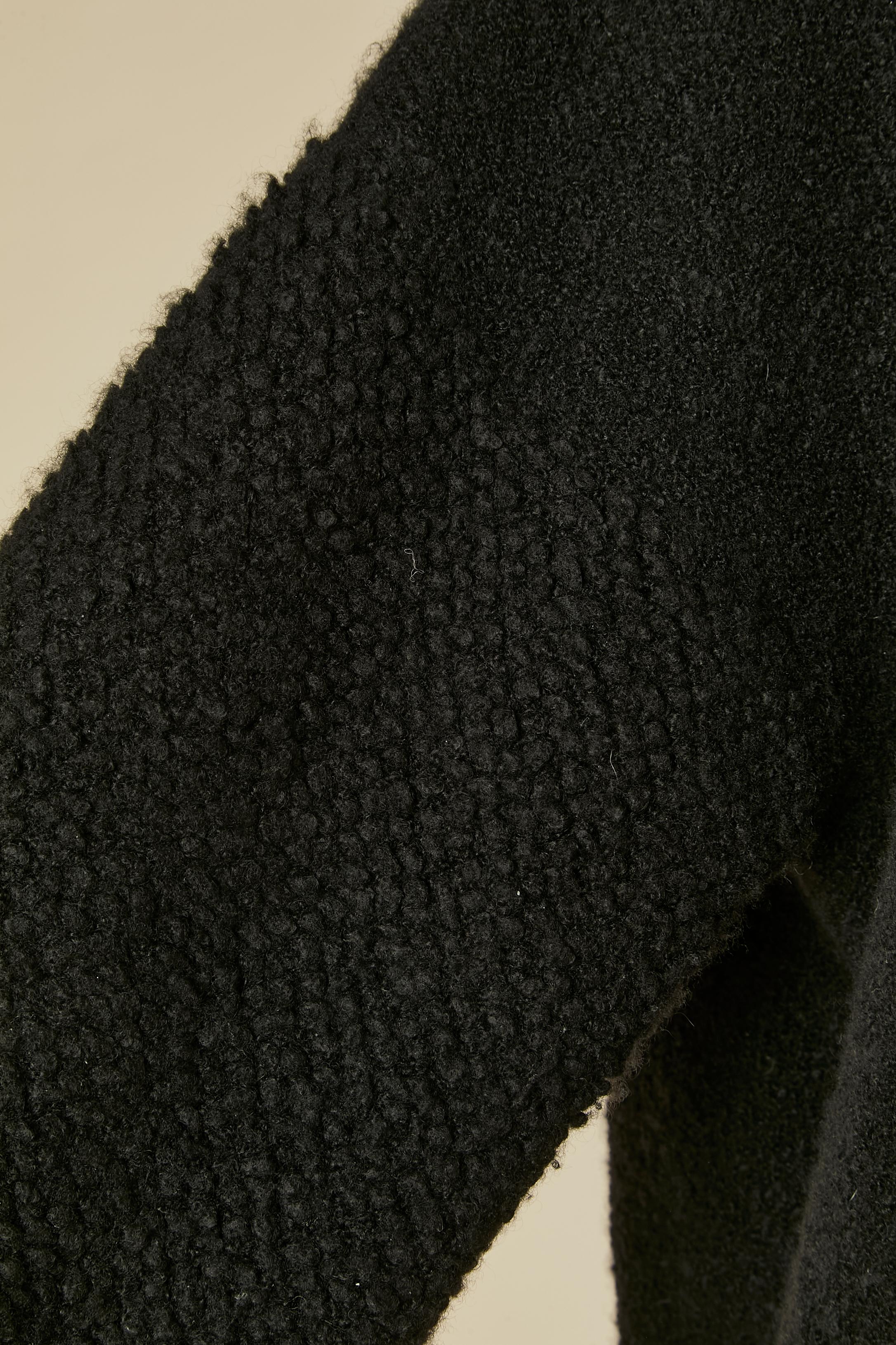 Schwarze Kaschmir-Strickjacke mit Perlenknopf CHANEL im Angebot 2