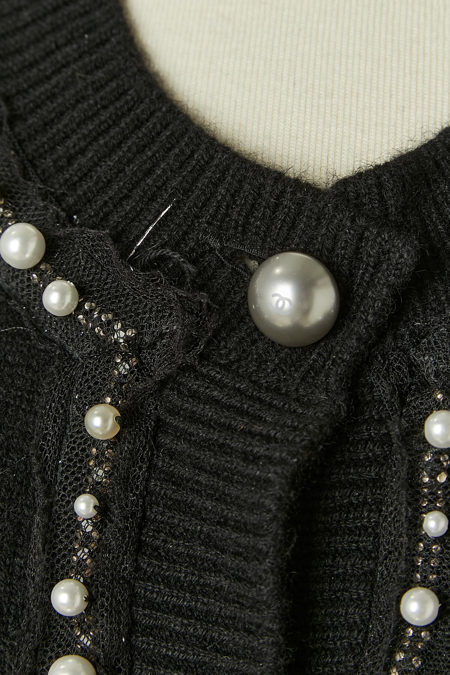 Noir Cardigan en cachemire noir orné de perles et de strass CHANEL en vente