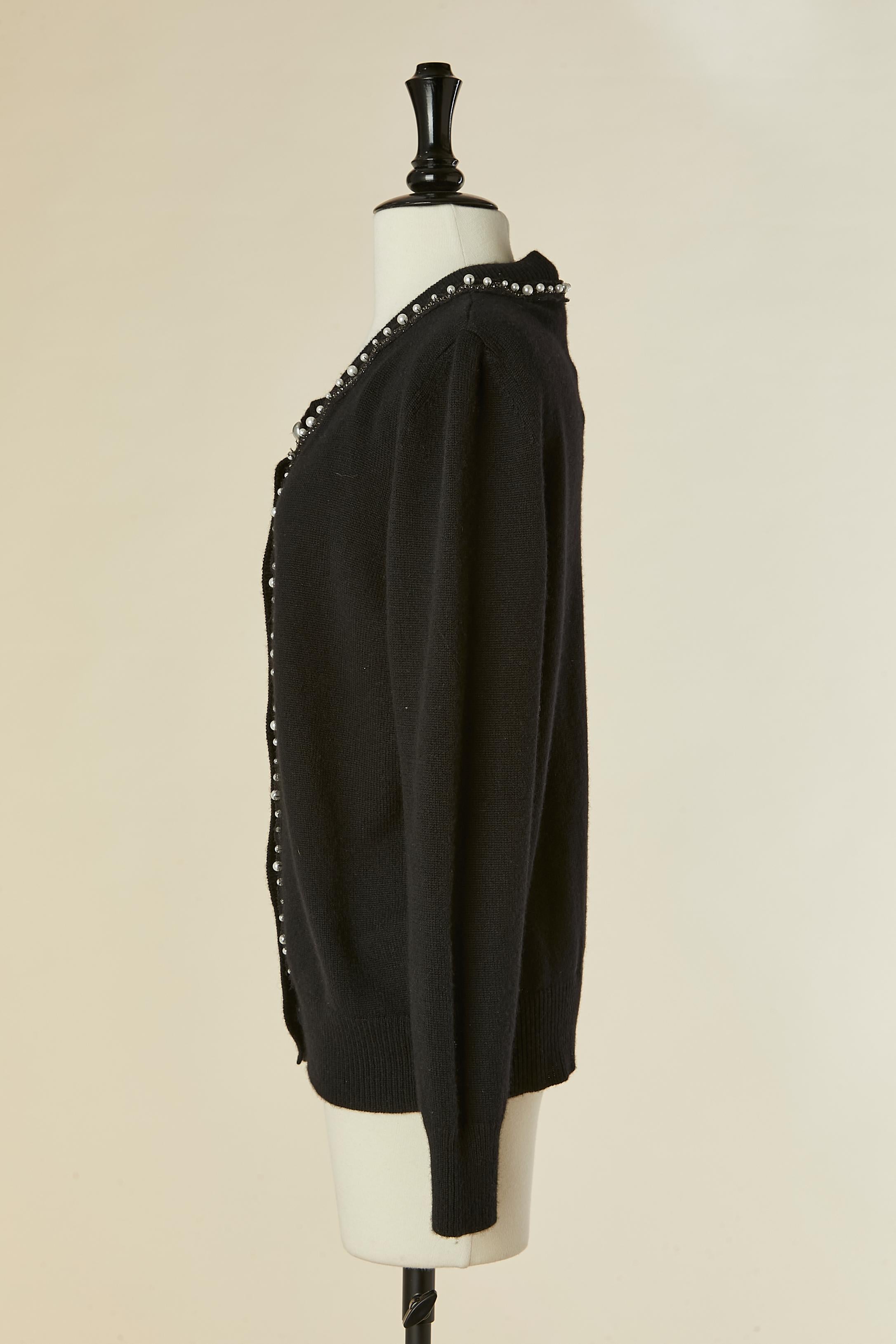 Cardigan en cachemire noir orné de perles et de strass CHANEL Excellent état - En vente à Saint-Ouen-Sur-Seine, FR