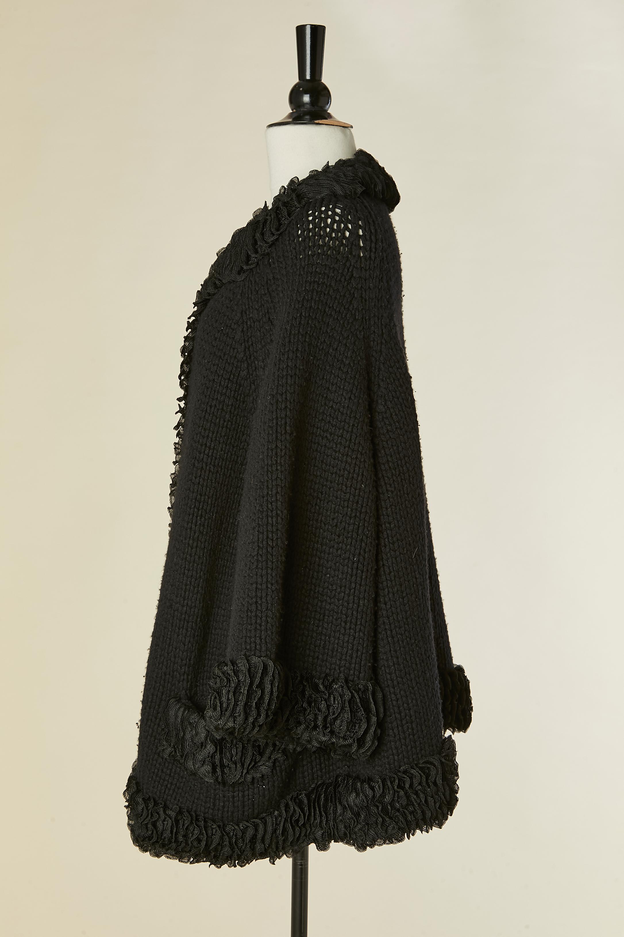 Cardigan en cachemire noir à bord volant CHANEL en vente 1