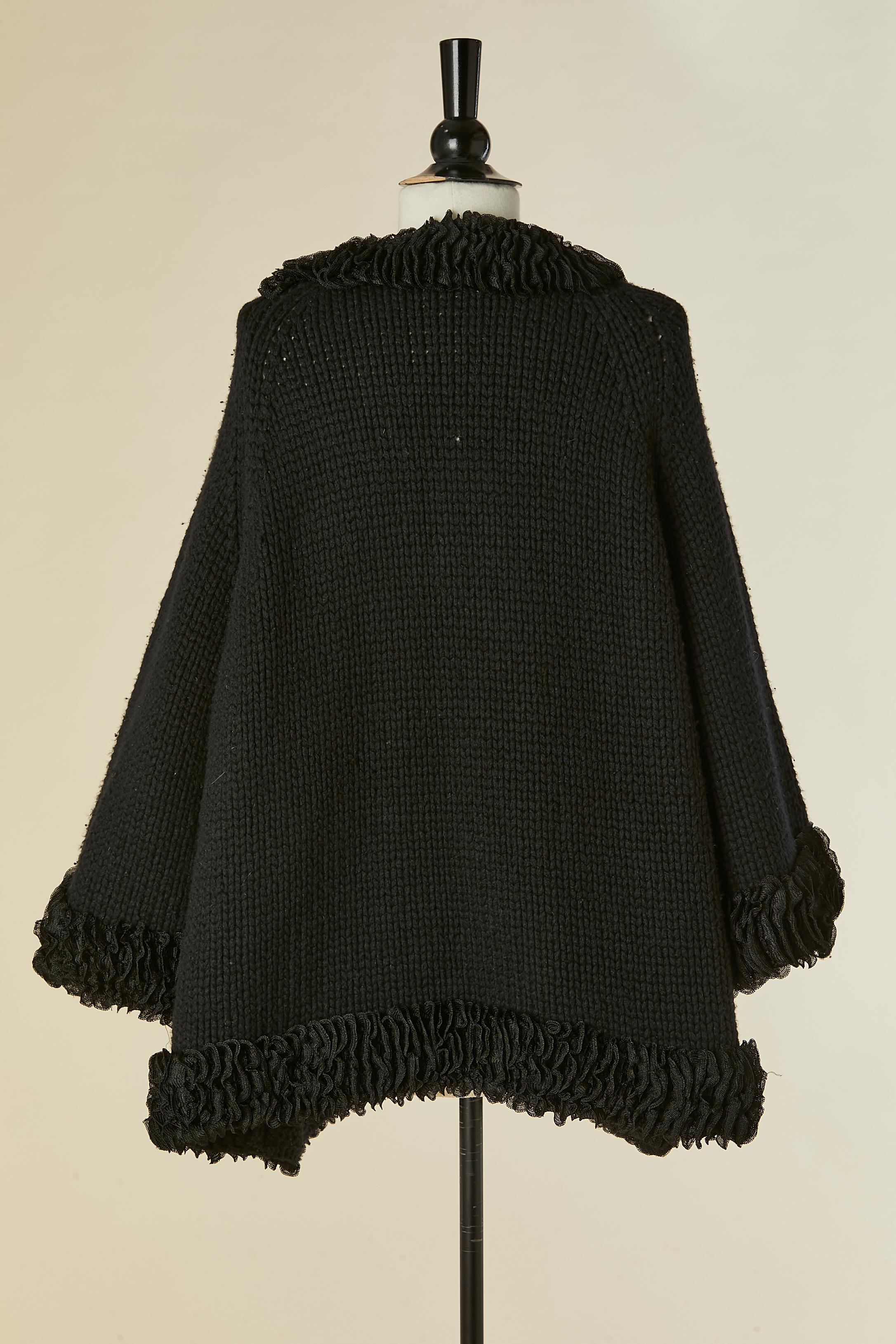Cardigan en cachemire noir à bord volant CHANEL en vente 2