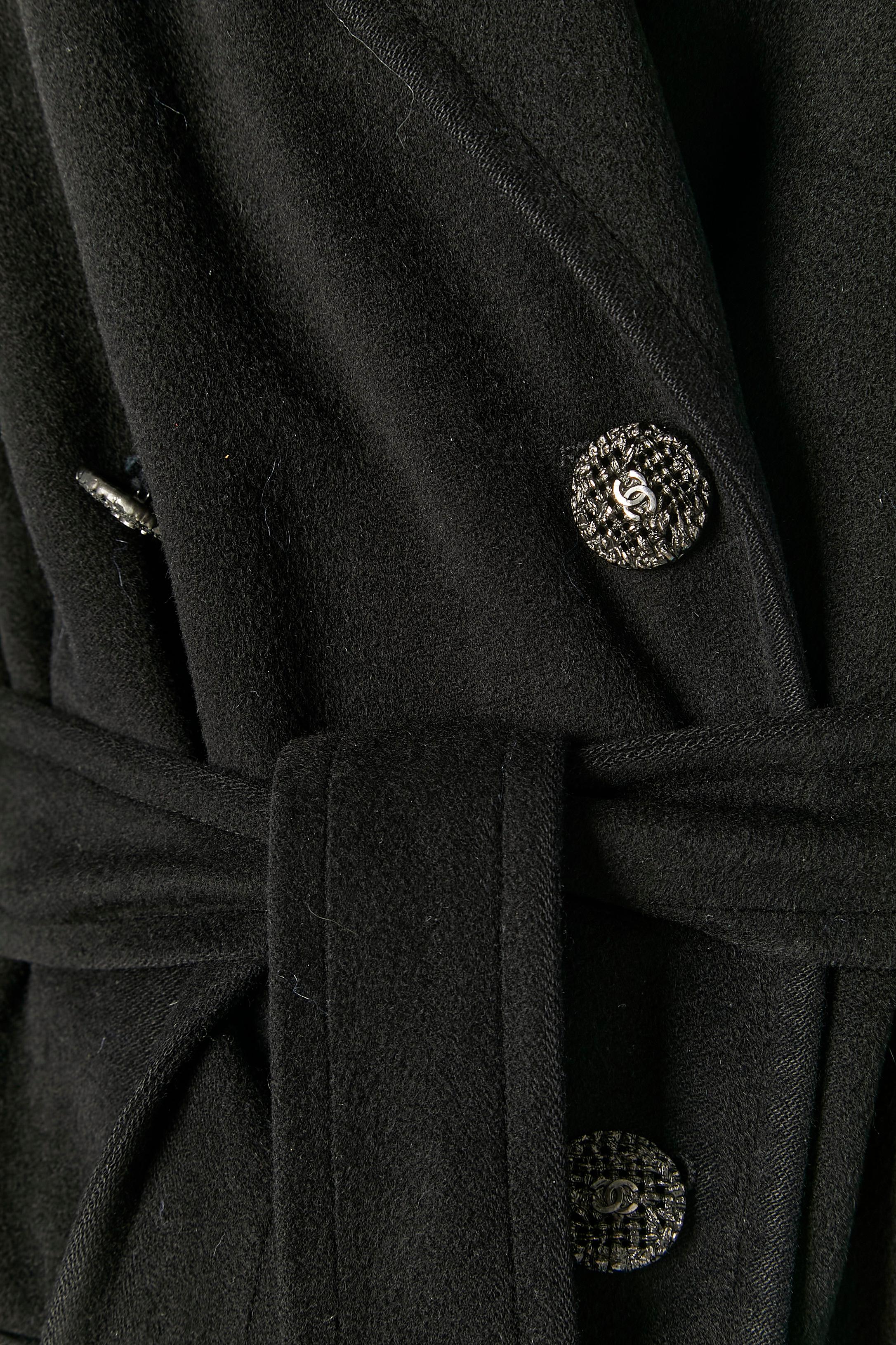 Schwarzer zweireihiger Kaschmirmantel mit Gürtel CHANEL im Zustand „Gut“ im Angebot in Saint-Ouen-Sur-Seine, FR