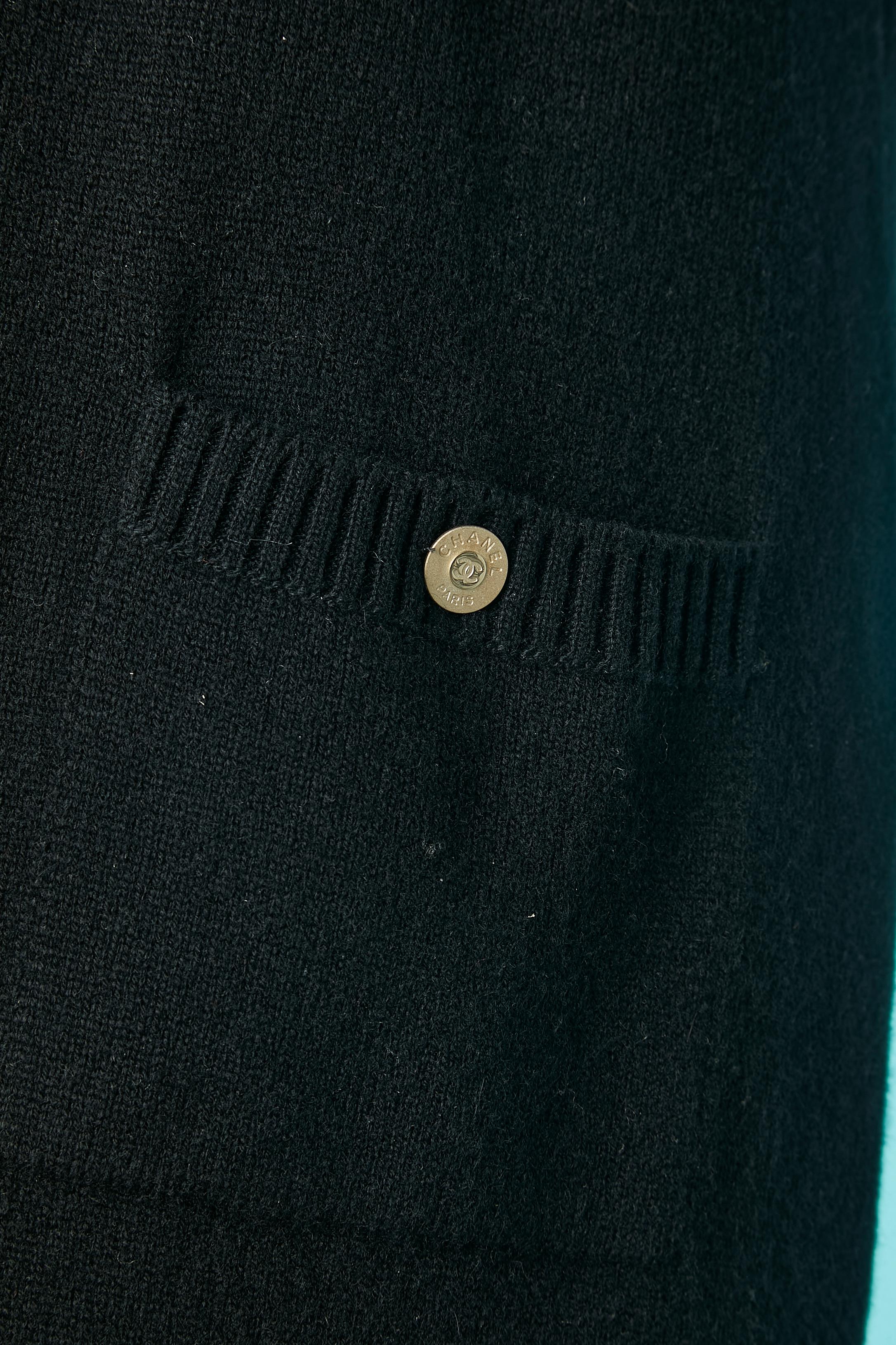 Schwarzes Kleid aus Kaschmirstrick mit kurzen Ärmeln und Verzierungen Chanel  im Zustand „Hervorragend“ im Angebot in Saint-Ouen-Sur-Seine, FR