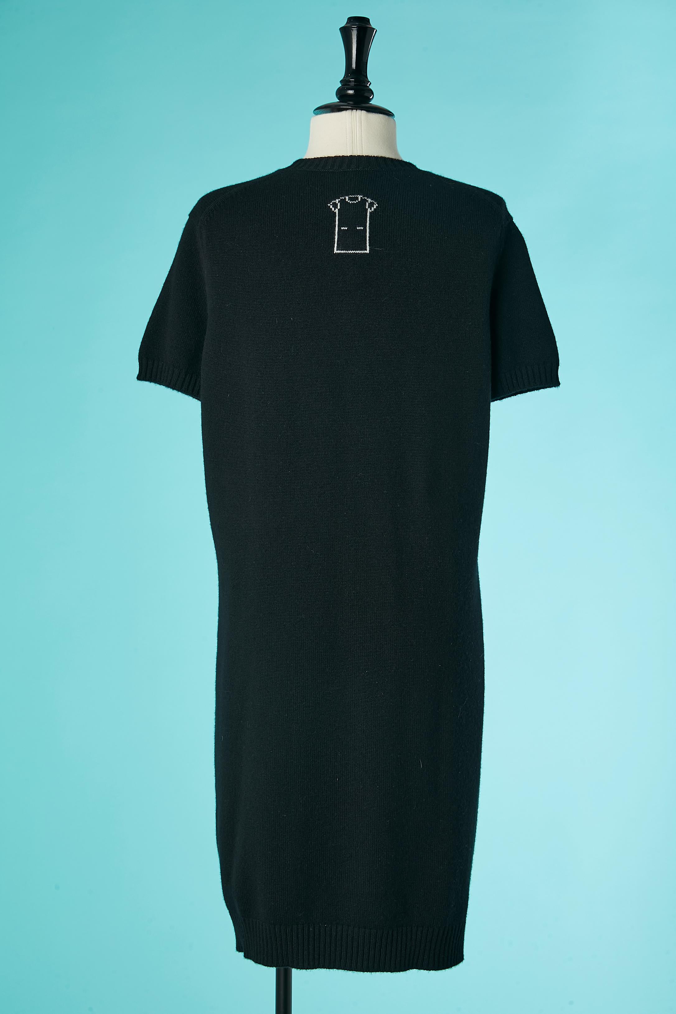 Schwarzes Kleid aus Kaschmirstrick mit kurzen Ärmeln und Verzierungen Chanel  im Angebot 1