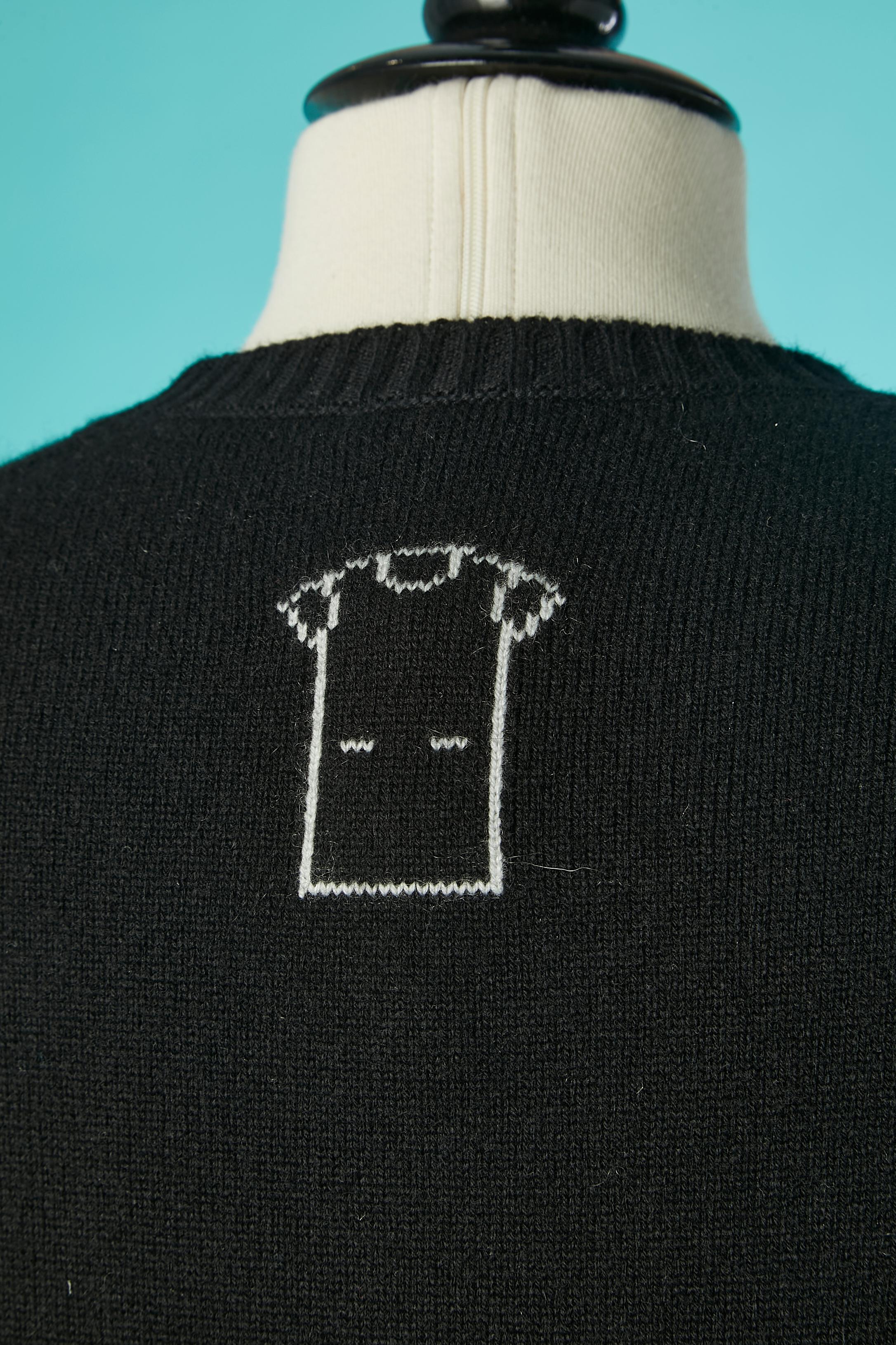 Schwarzes Kleid aus Kaschmirstrick mit kurzen Ärmeln und Verzierungen Chanel  im Angebot 2