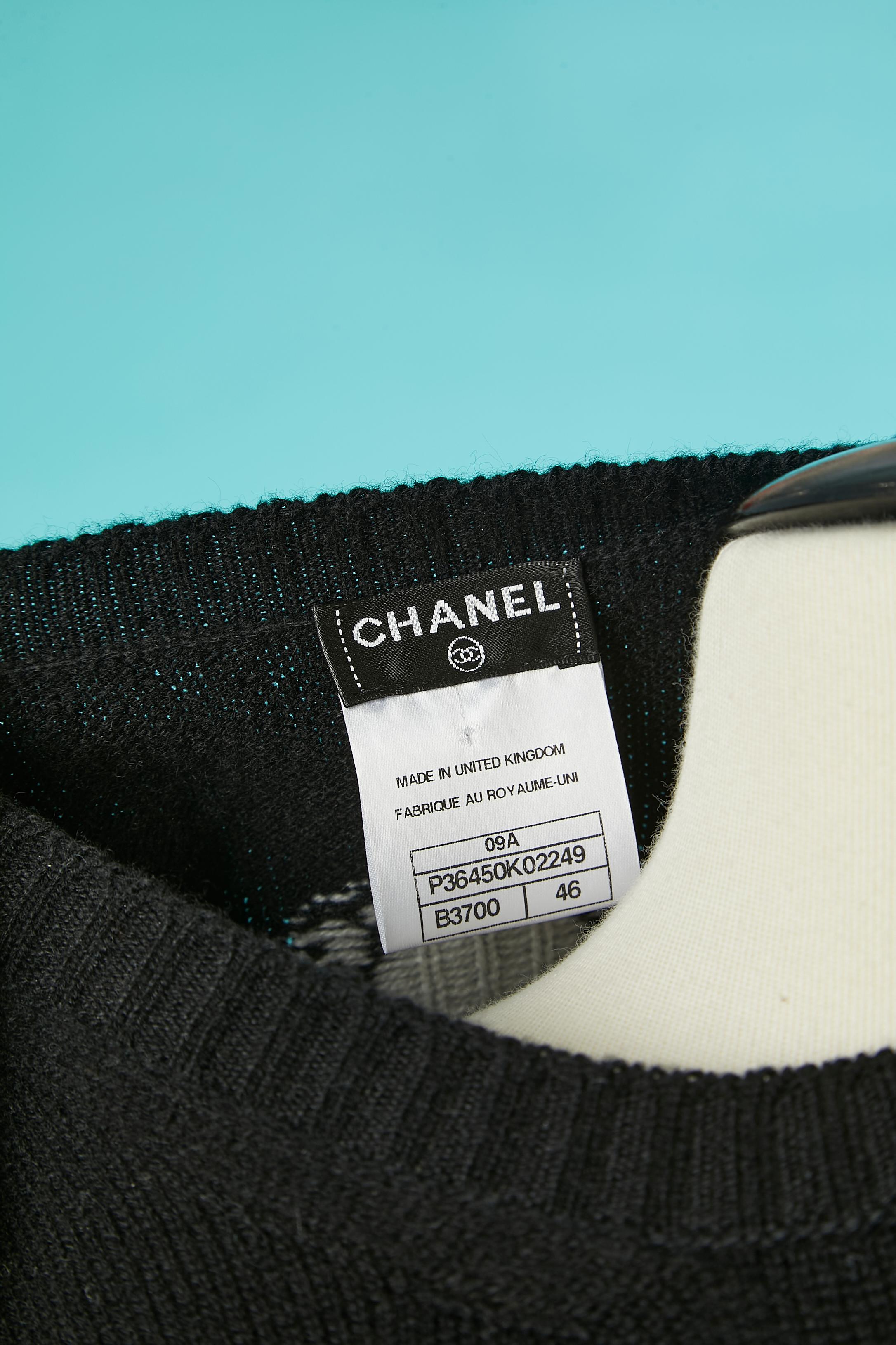 Schwarzes Kleid aus Kaschmirstrick mit kurzen Ärmeln und Verzierungen Chanel  im Angebot 3