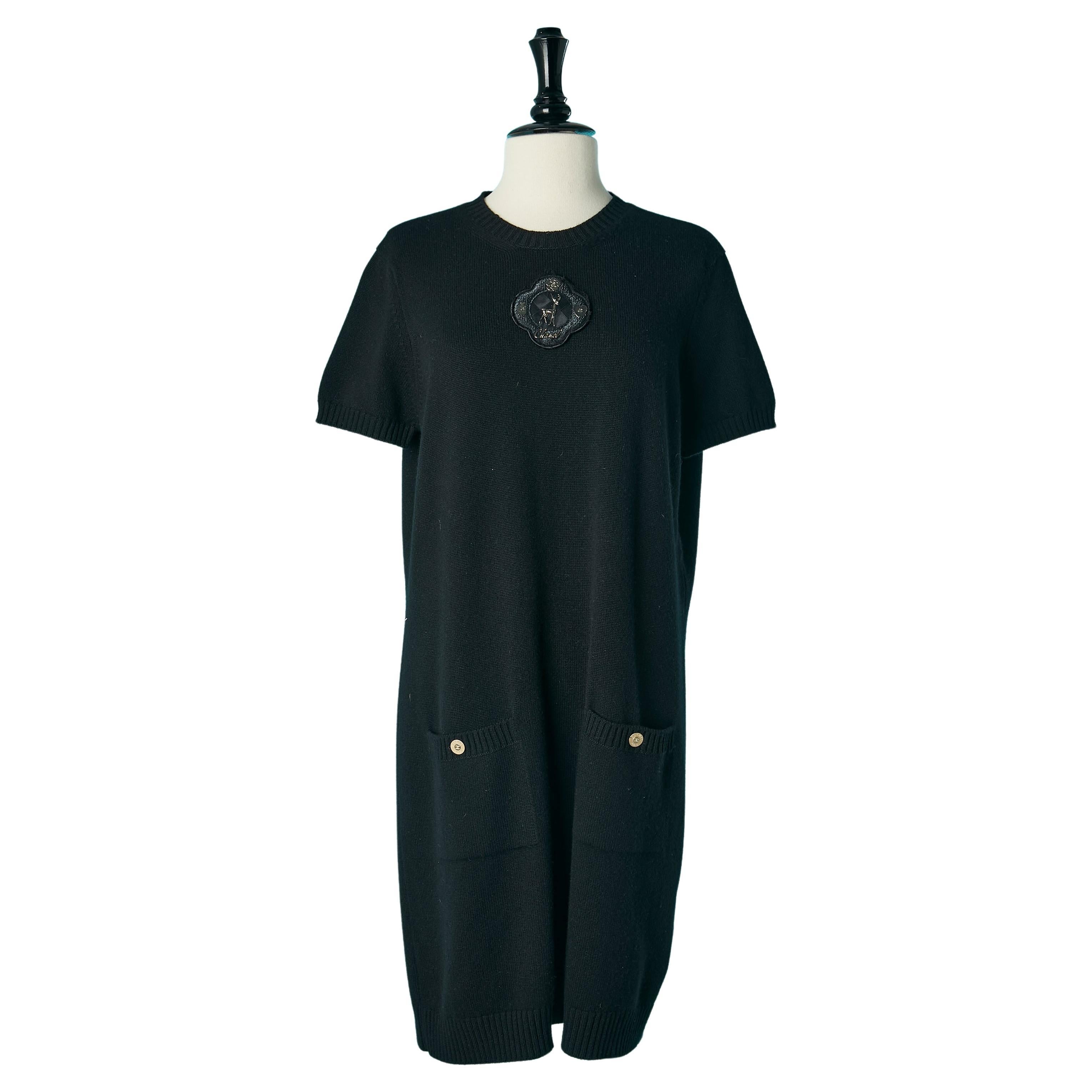 Schwarzes Kleid aus Kaschmirstrick mit kurzen Ärmeln und Verzierungen Chanel  im Angebot