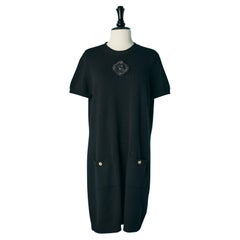 Robe en maille de cachemire noire à manches courtes avec embellissement Chanel 