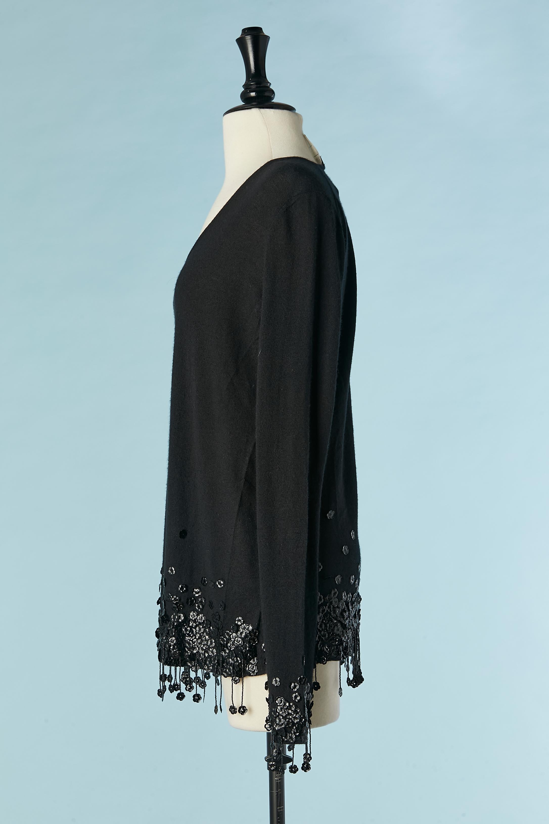 Black cashmere sweater with flowers and beads fringes embellishment Chanel  In Excellent Condition For Sale In Saint-Ouen-Sur-Seine, FR