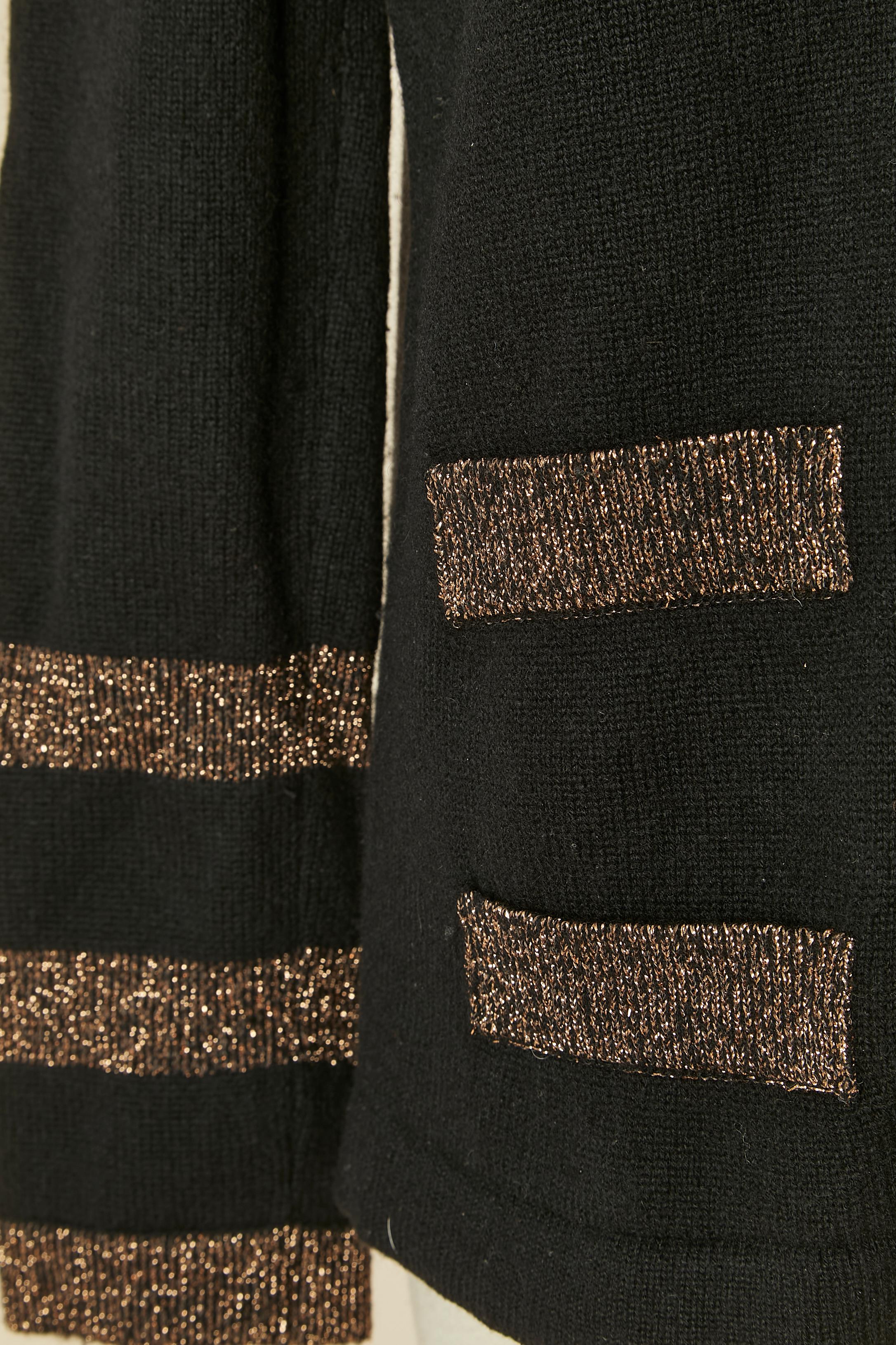 Noir Pull col V en cachemire noir avec bord en lurex CHANEL en vente