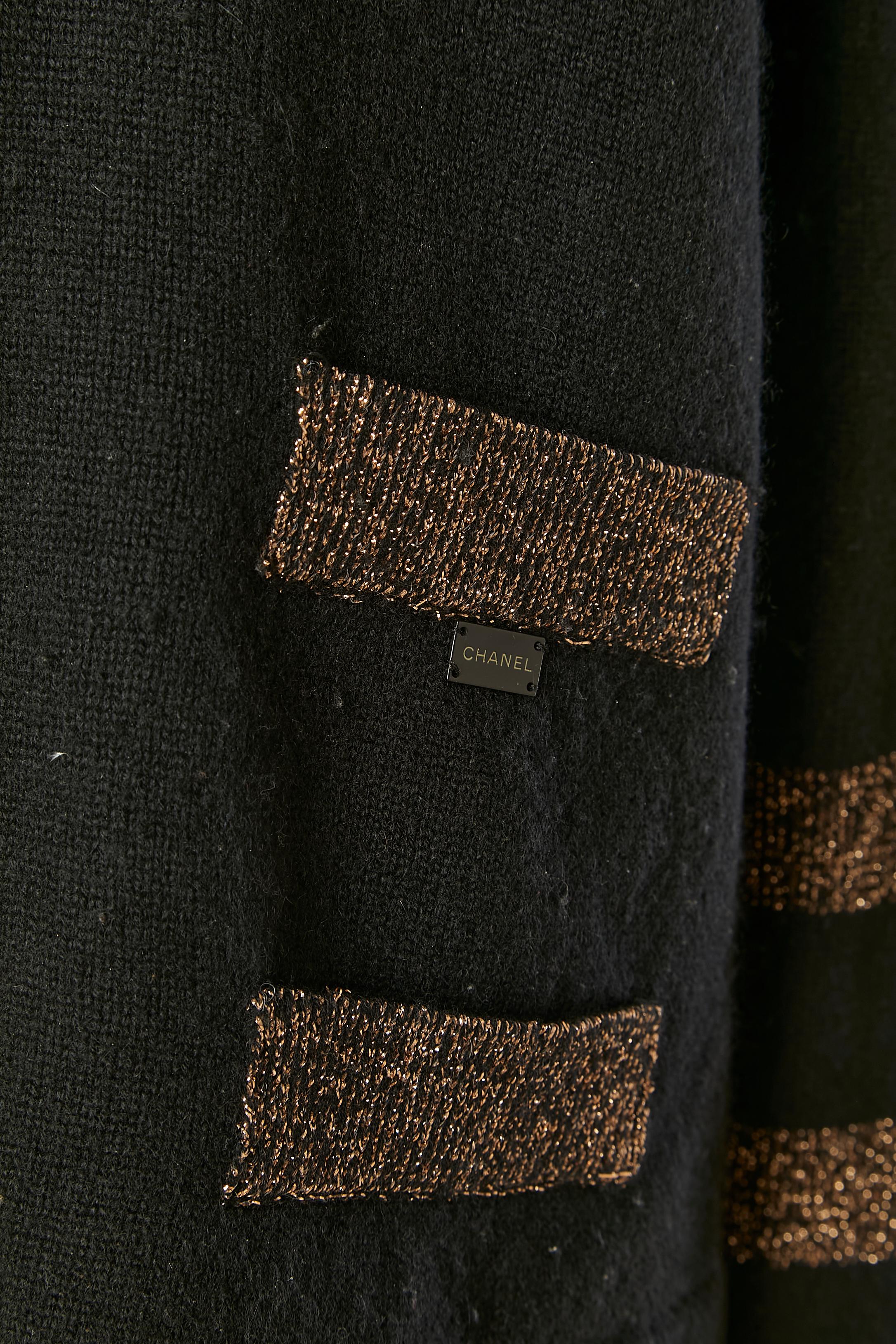 Pull col V en cachemire noir avec bord en lurex CHANEL Excellent état - En vente à Saint-Ouen-Sur-Seine, FR