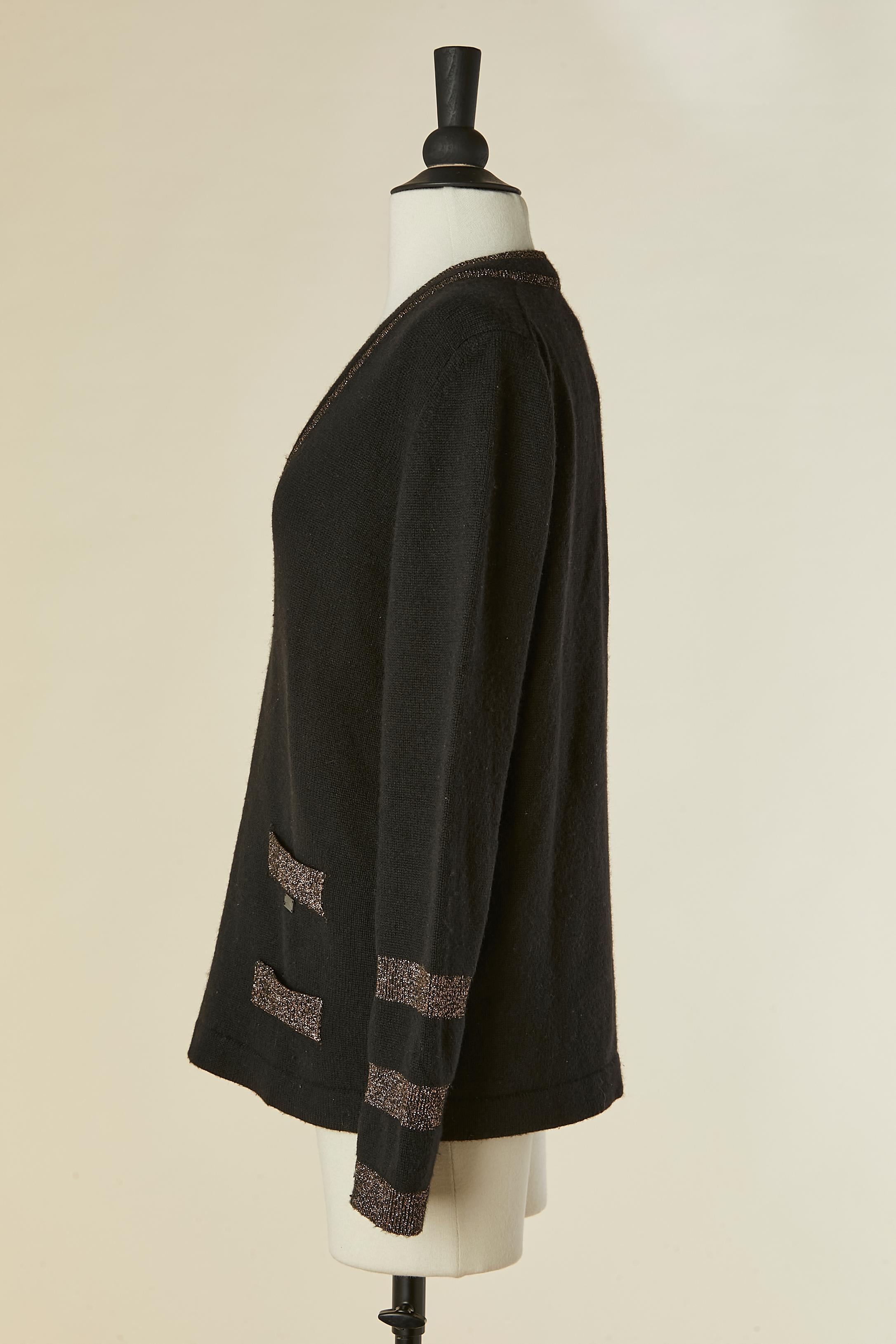 Pull col V en cachemire noir avec bord en lurex CHANEL Pour femmes en vente