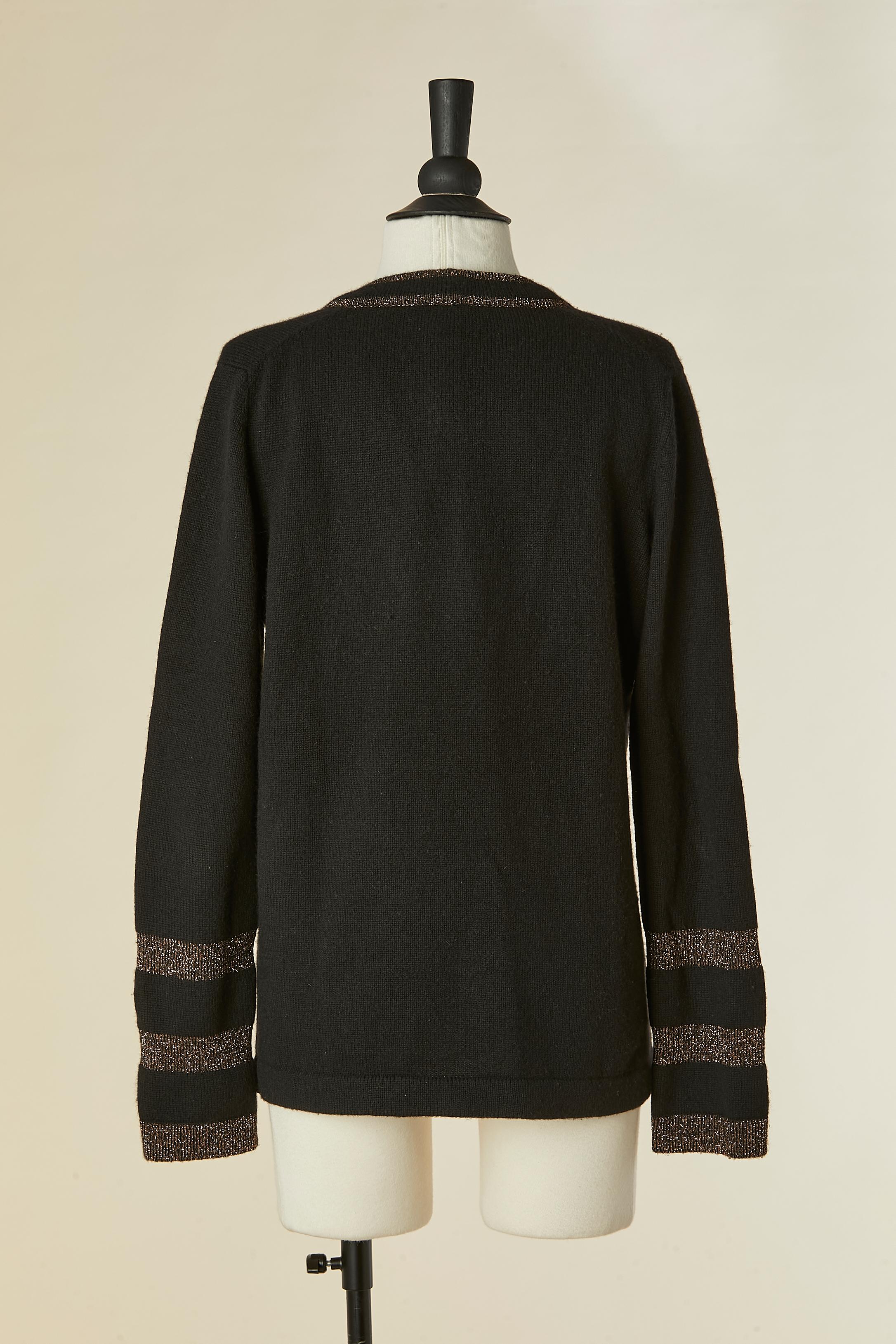 Pull col V en cachemire noir avec bord en lurex CHANEL en vente 1
