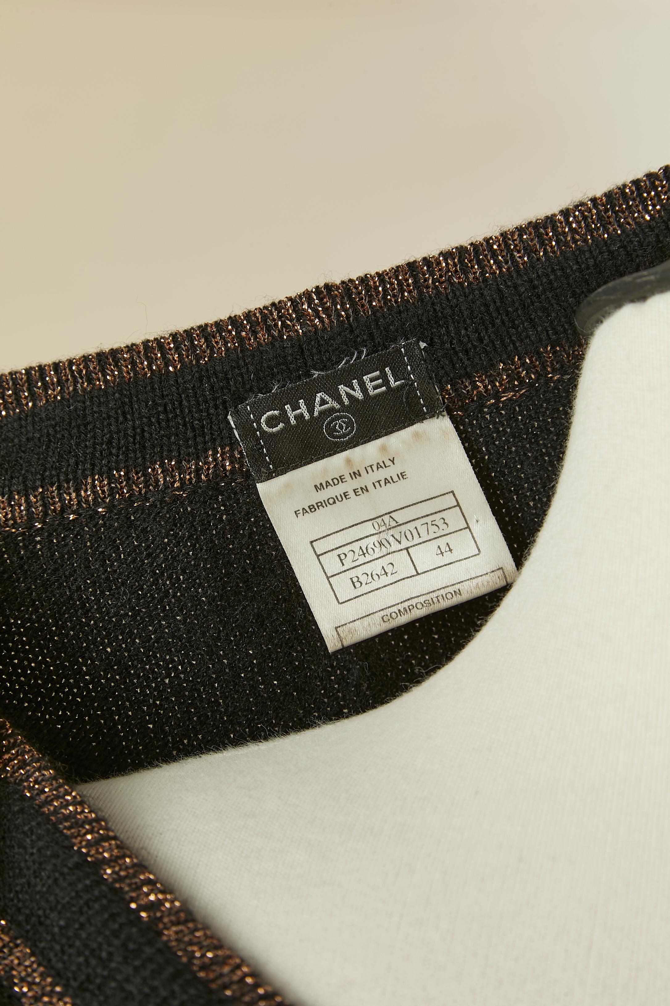 Pull col V en cachemire noir avec bord en lurex CHANEL en vente 2