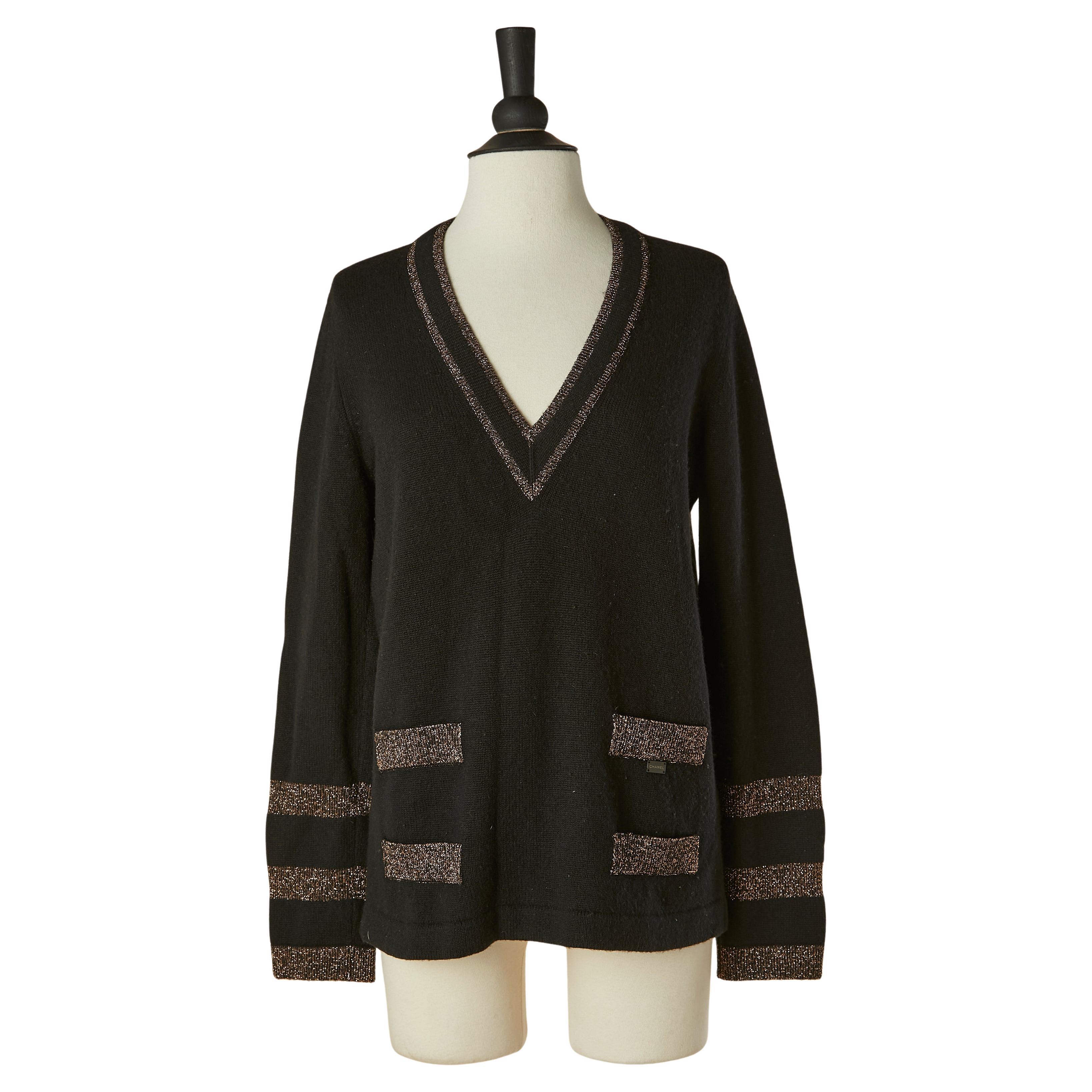 Schwarzer Kaschmirpullover mit V-Ausschnitt und Lurexkante CHANEL
