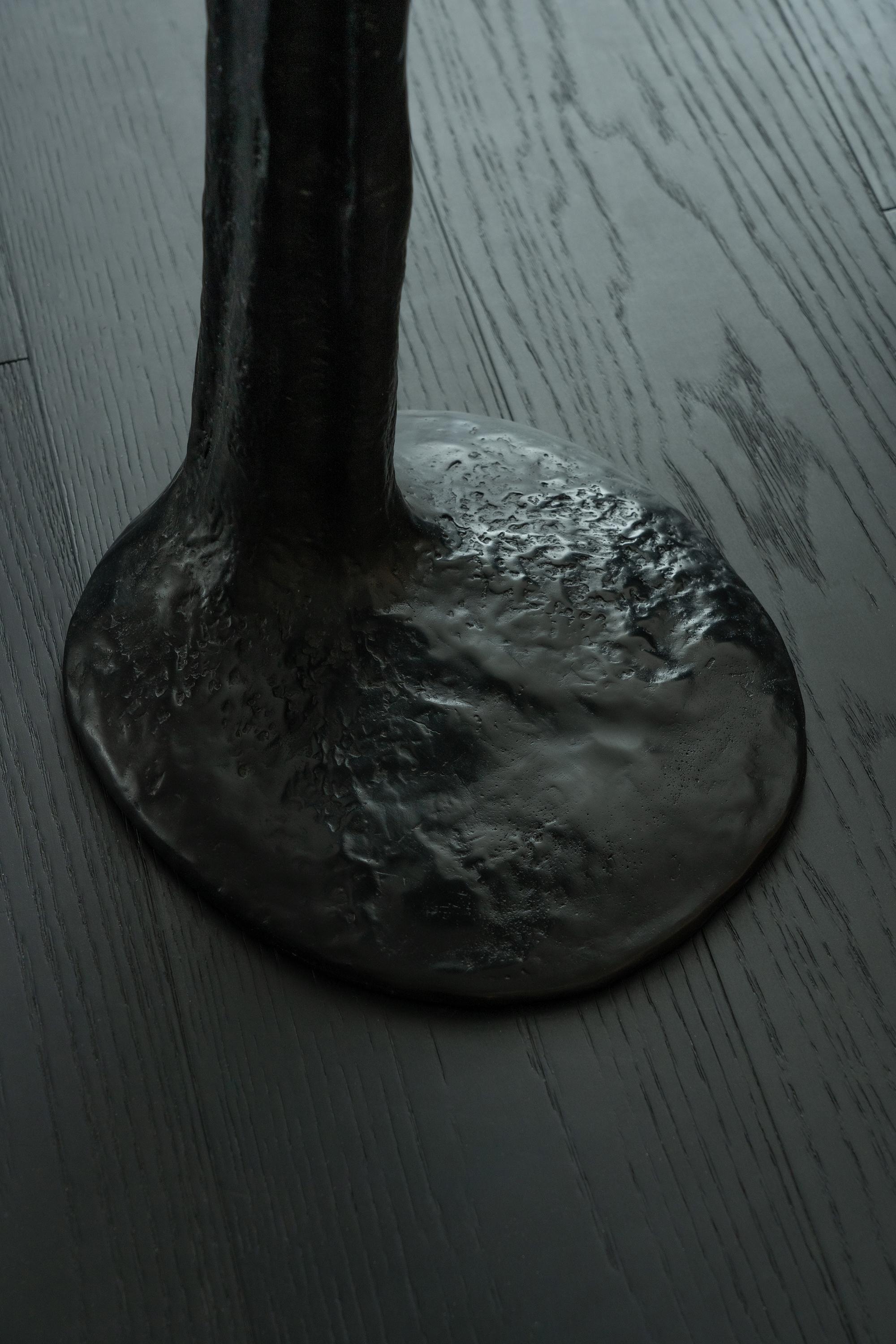Postmoderne Grande table d'appoint Lava en laiton moulé noir par Atelier V&F en vente