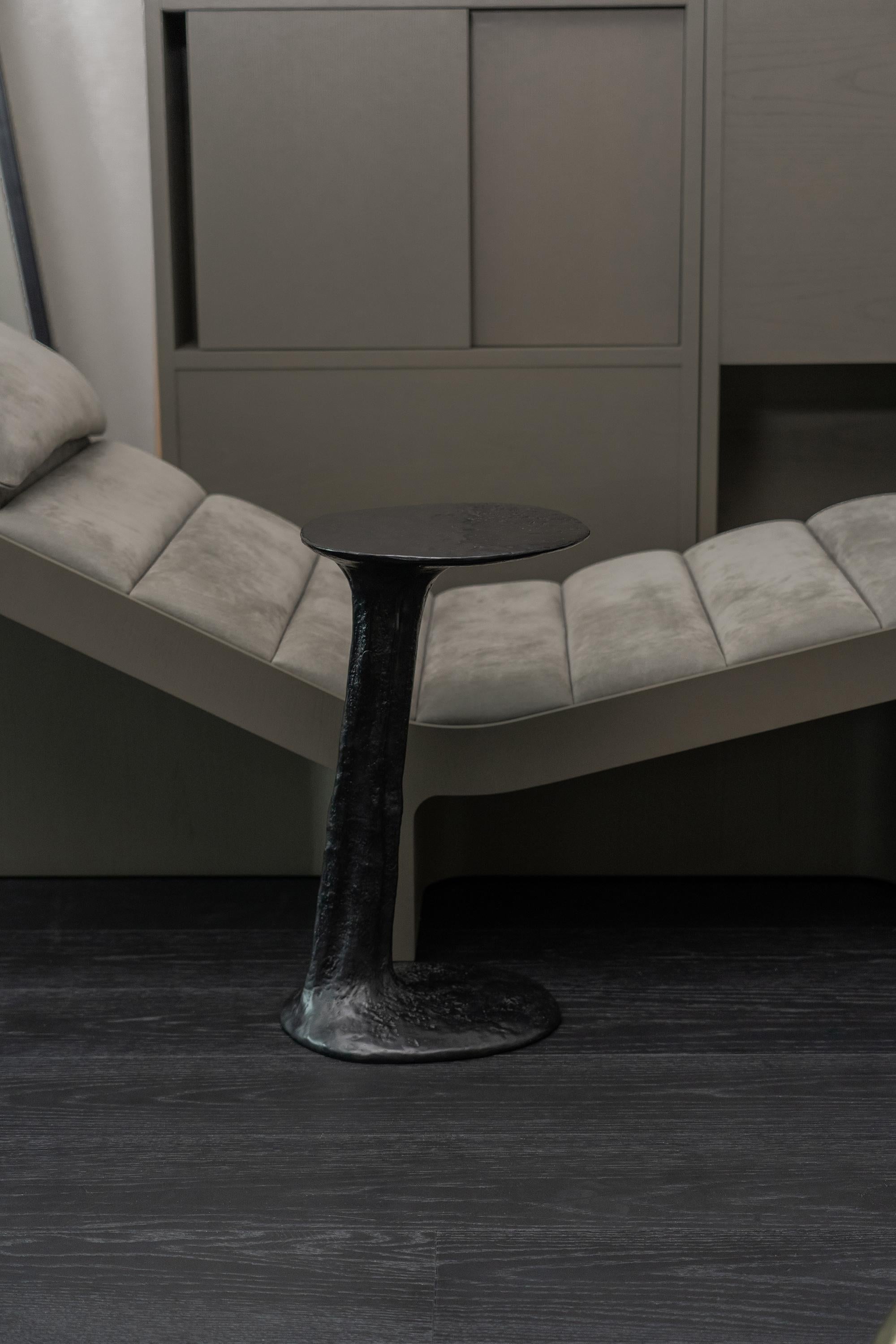 Chinois Grande table d'appoint Lava en laiton moulé noir par Atelier V&F en vente