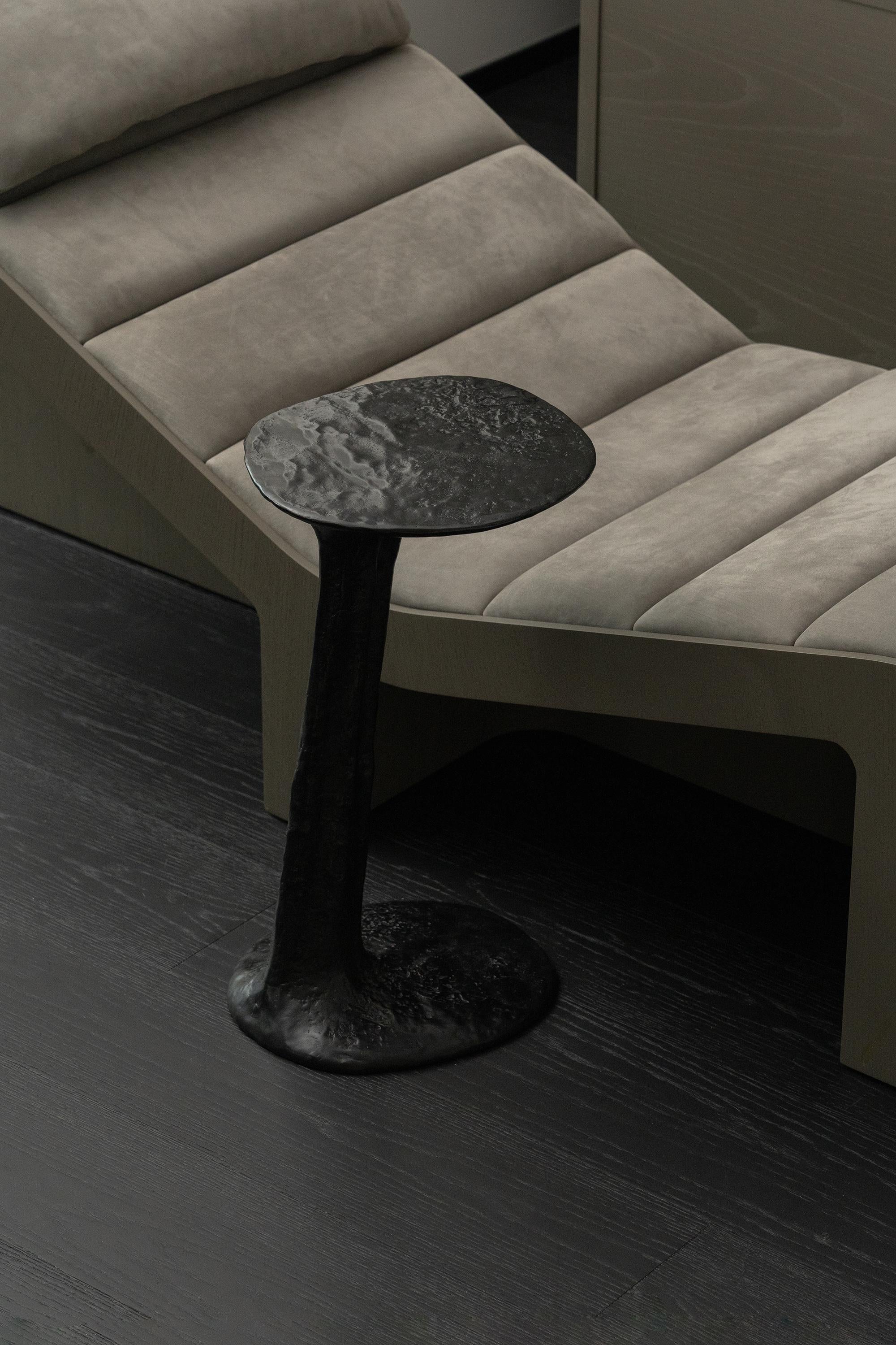 Moulage Grande table d'appoint Lava en laiton moulé noir par Atelier V&F en vente