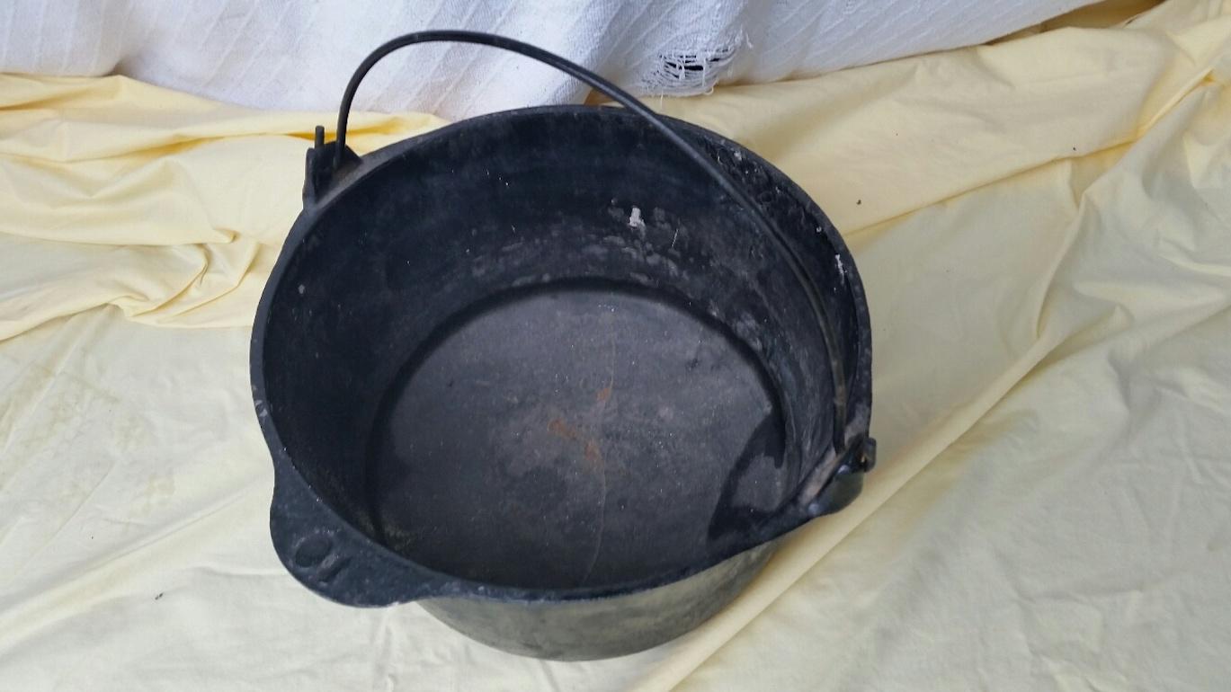 Black cast iron pot with handle.