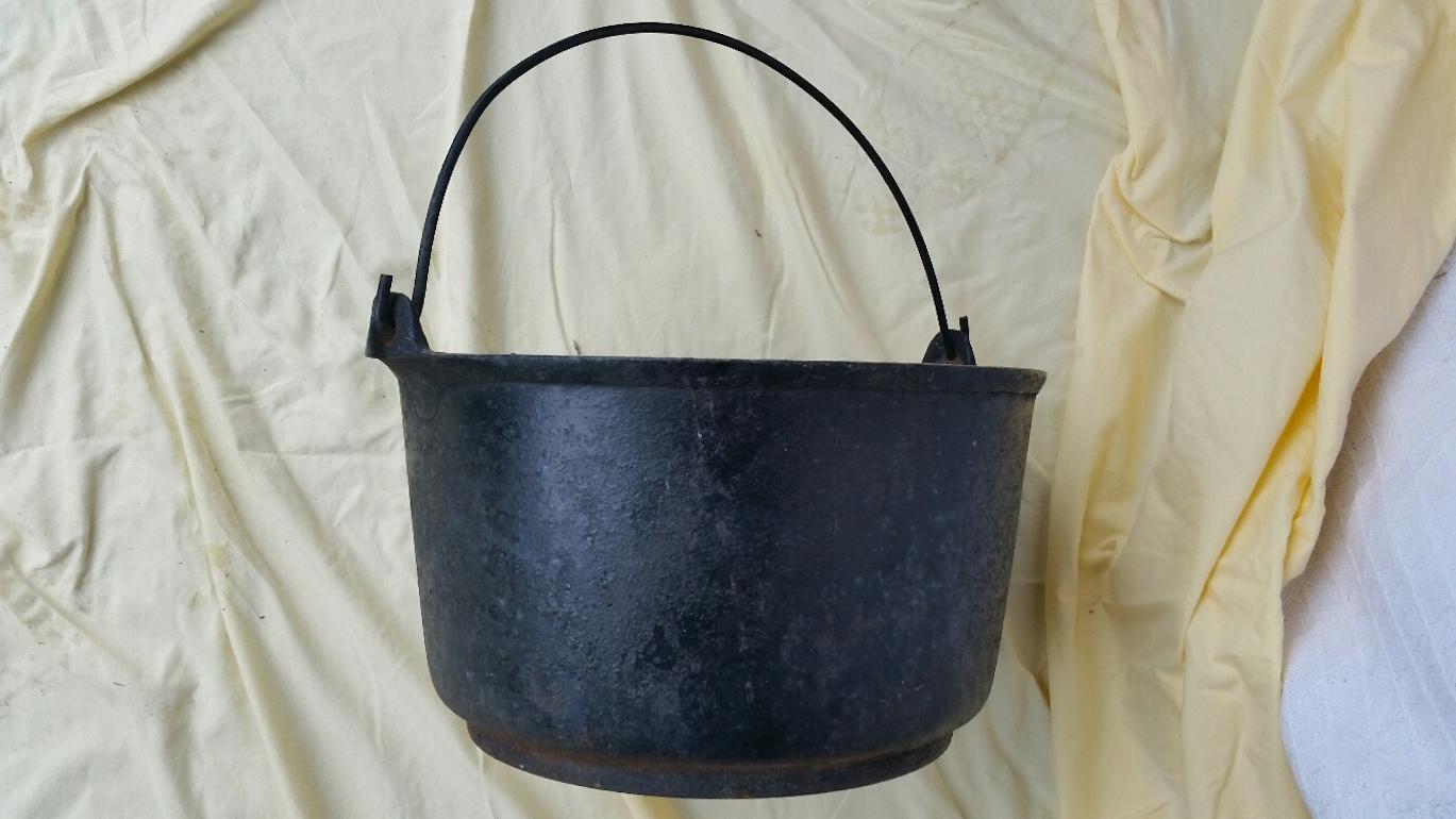 vintage cast iron dutch oven with handle