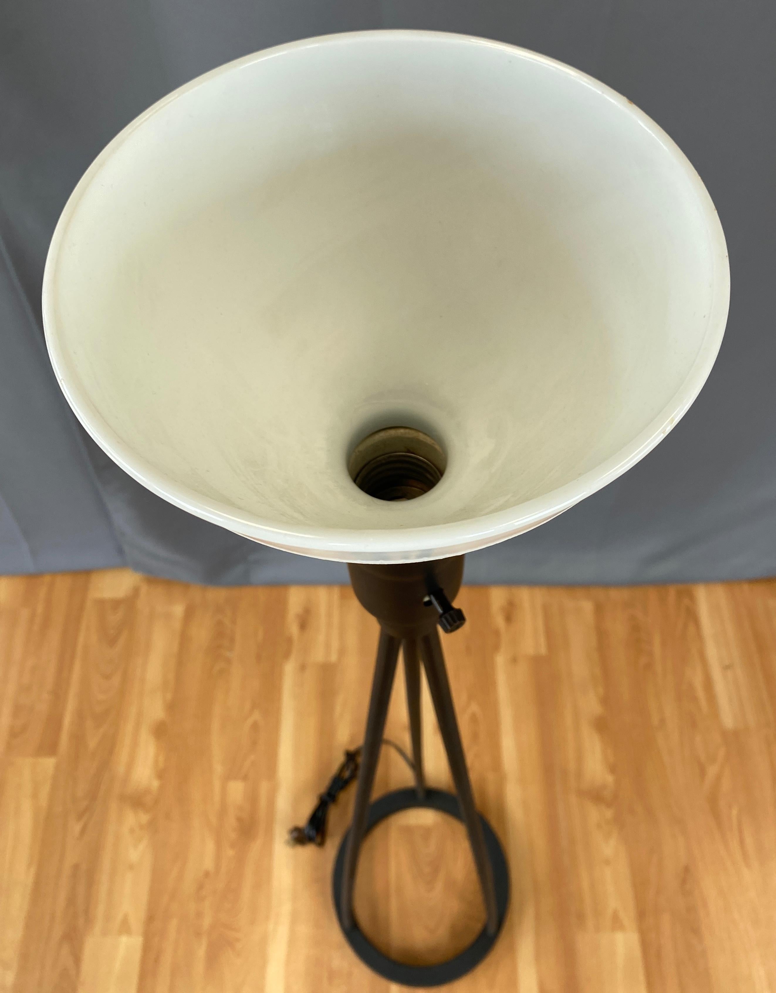 Lampada da terra a treppiede in ghisa nera Robert Bulmore, anni '50 3
