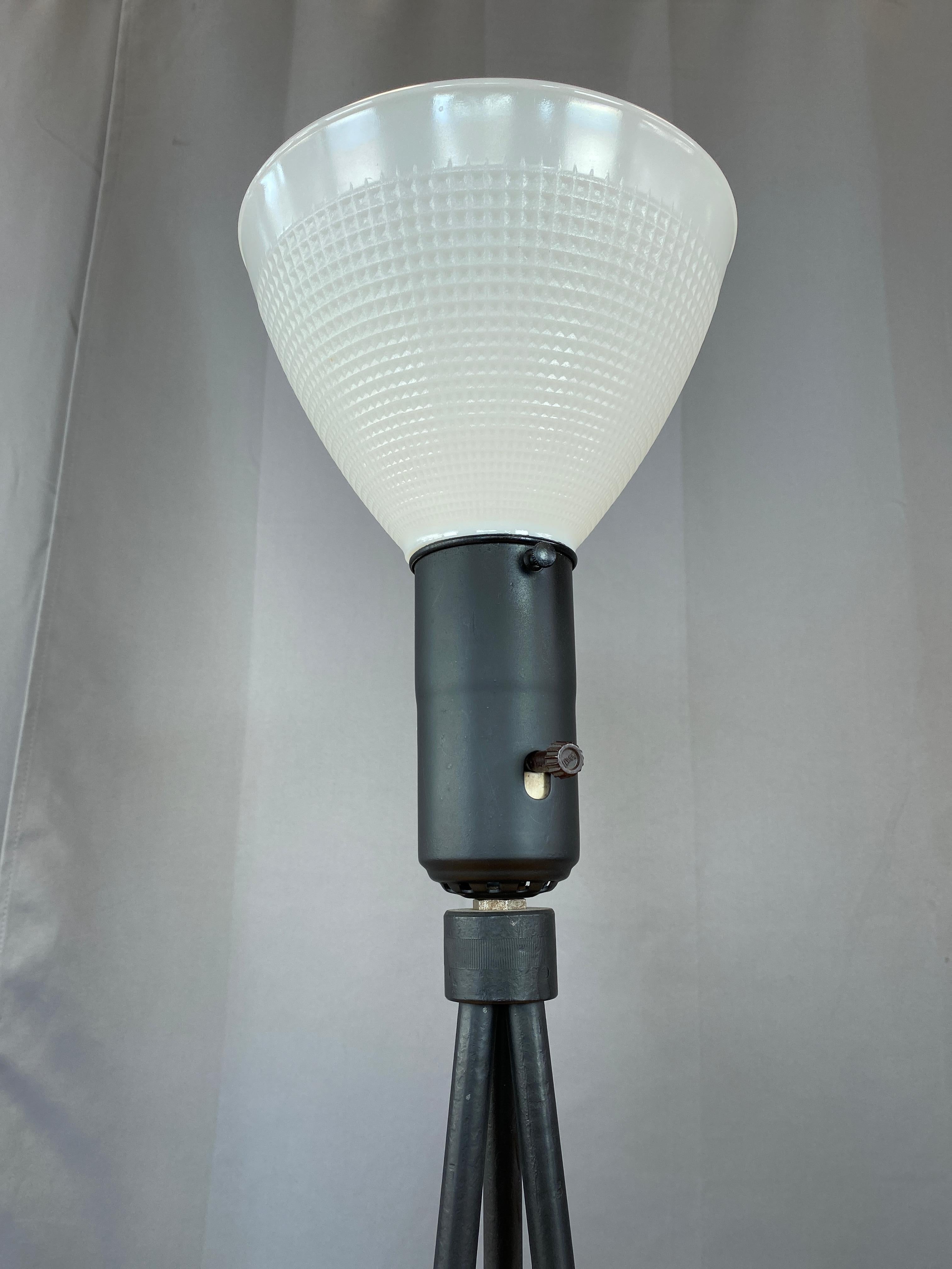 Metà XX secolo Lampada da terra a treppiede in ghisa nera Robert Bulmore, anni '50
